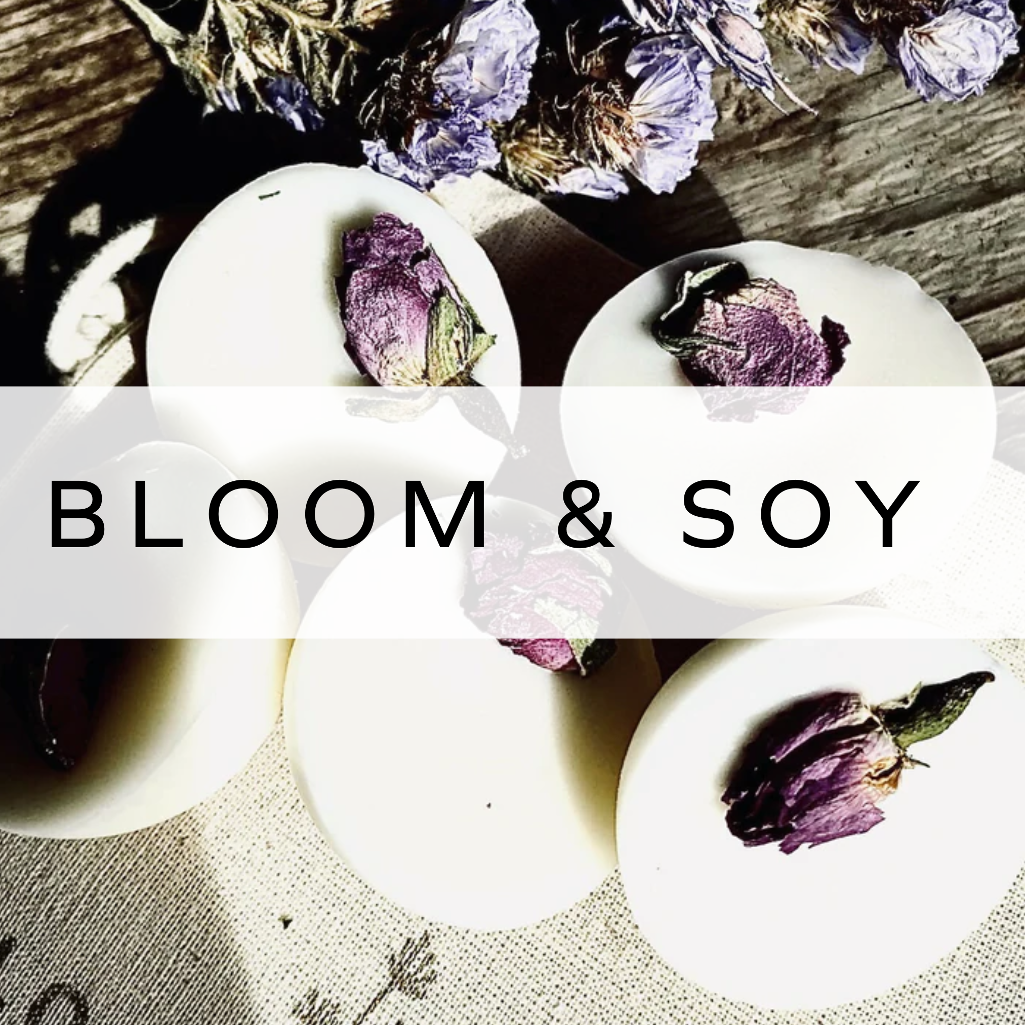 Small round wax melts with dried flowers embedded inside, featuring a natural and decorative design for a fragrant and eco-friendly home experience.