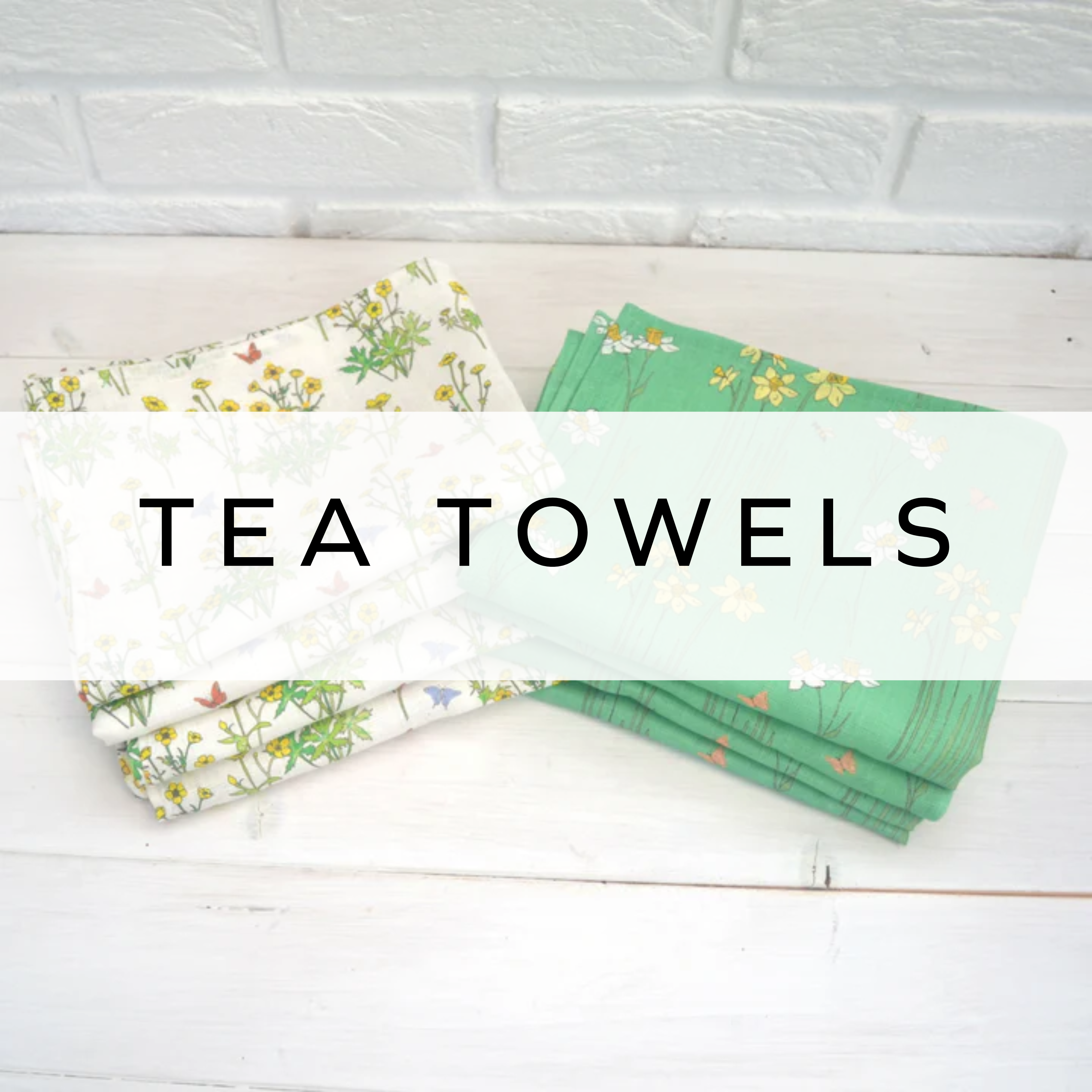 White and green tea towel with a floral design, perfect for adding a fresh touch to your kitchen.