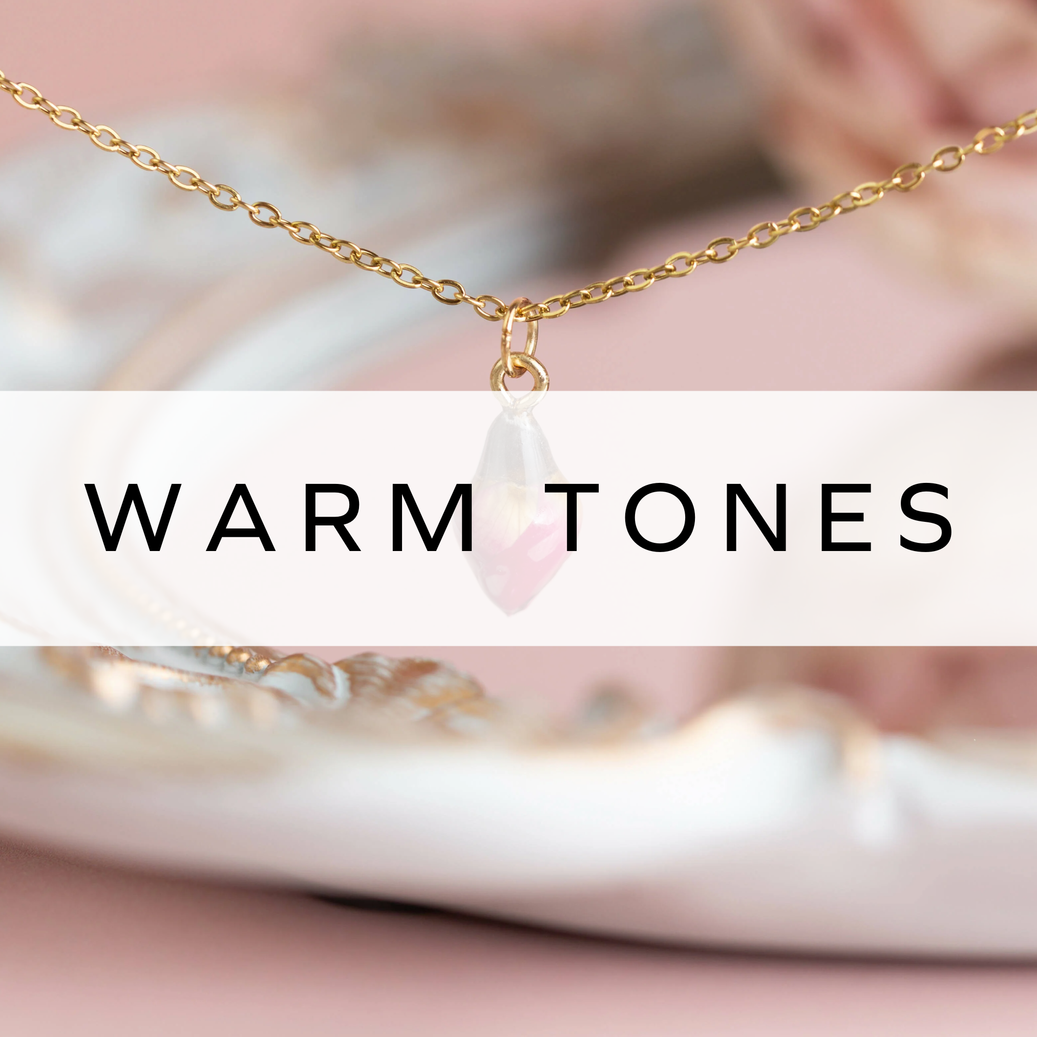 Gold necklace with a delicate resin rosebud charm – elegant and romantic detail.