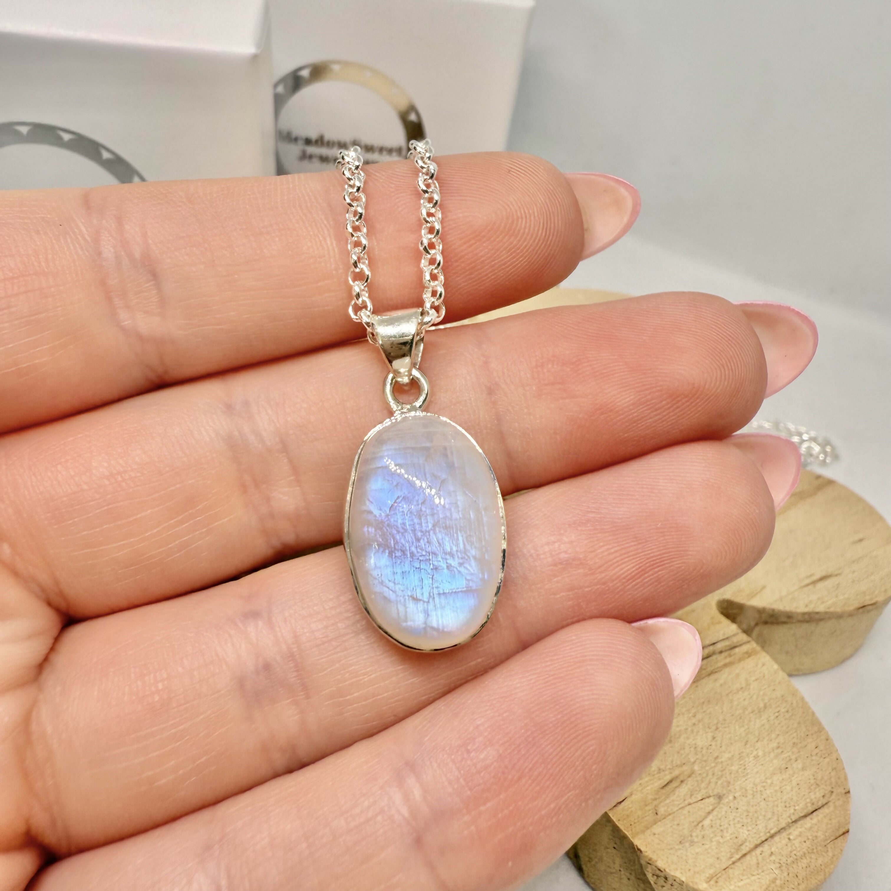 WHITE MOONSTONE NECKLACE