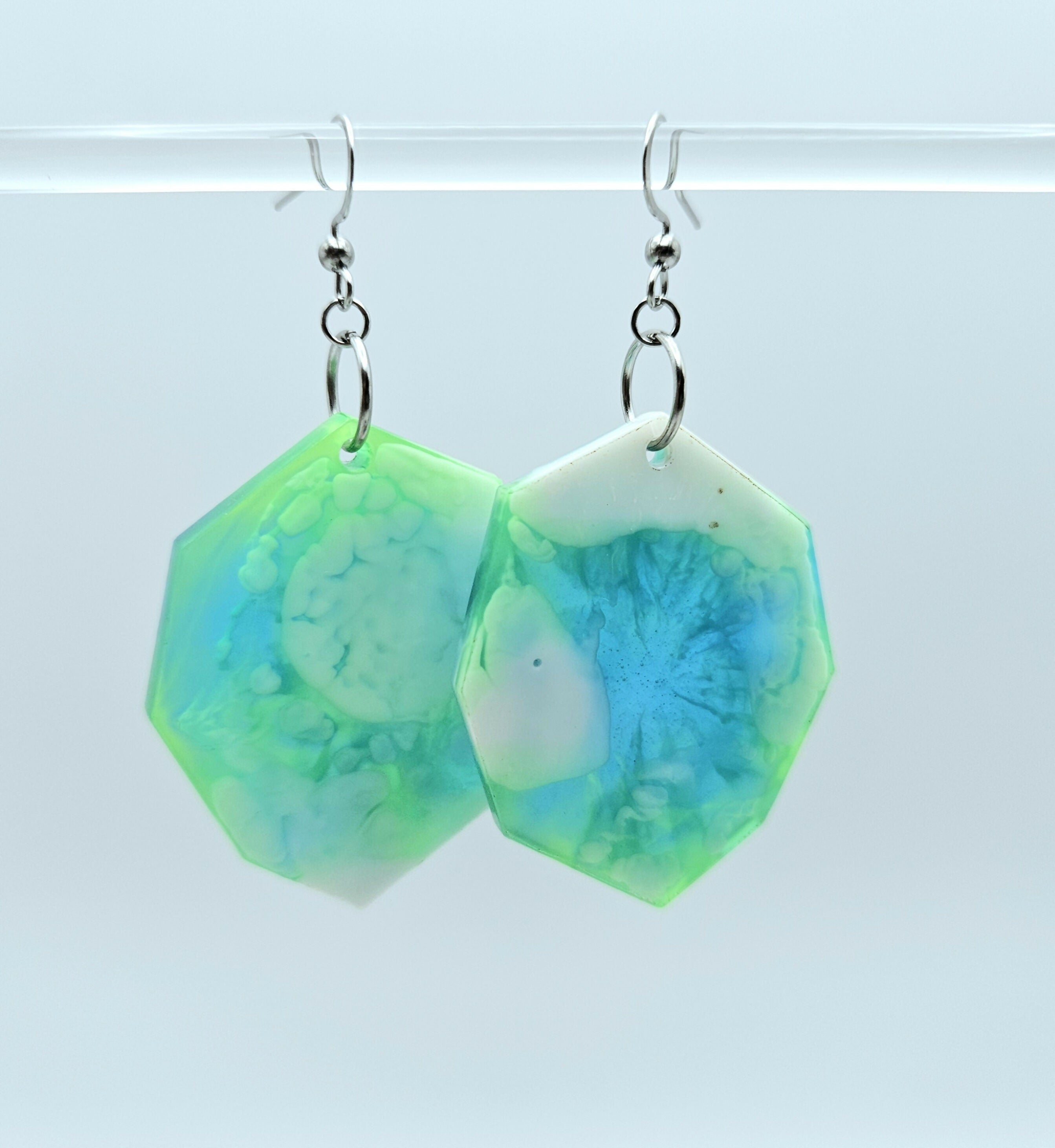 CONTEMPORARAY RESIN EARRINGS IN AN OCTAGONAL SHAPE