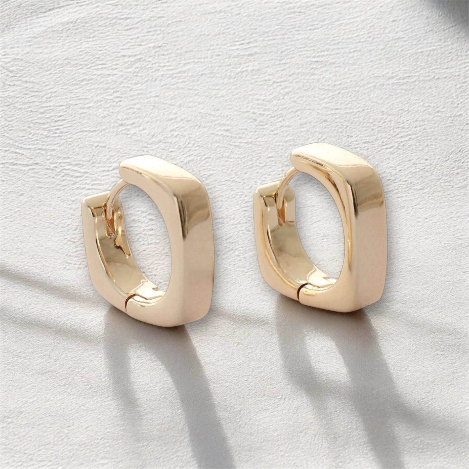 SQUARE HOOP GOLD MAIN