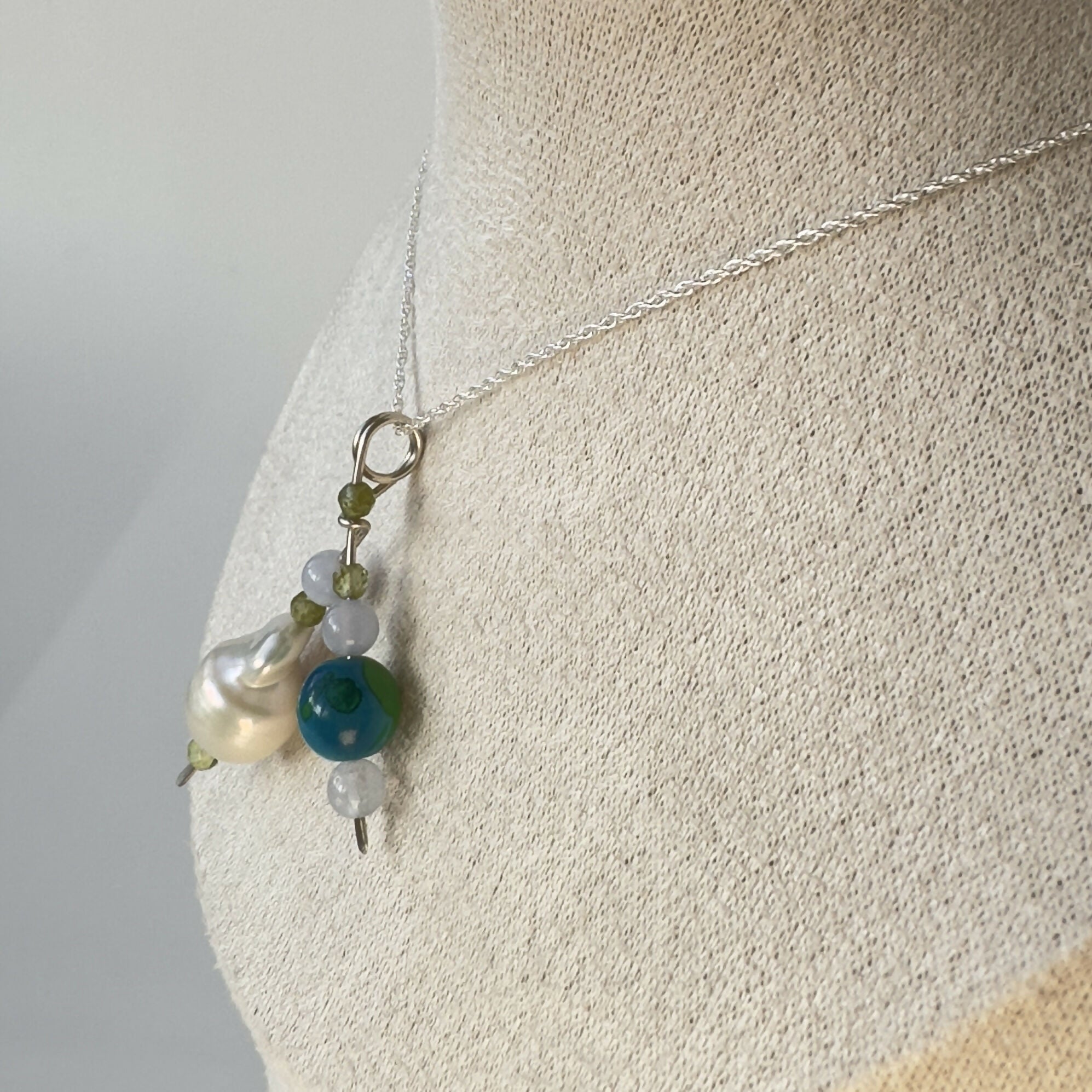 HEALING CRYSTAL & STERLING SILVER PENDANT WITH BAROQUE PEARL TO HELP WITH CONFIDENCE