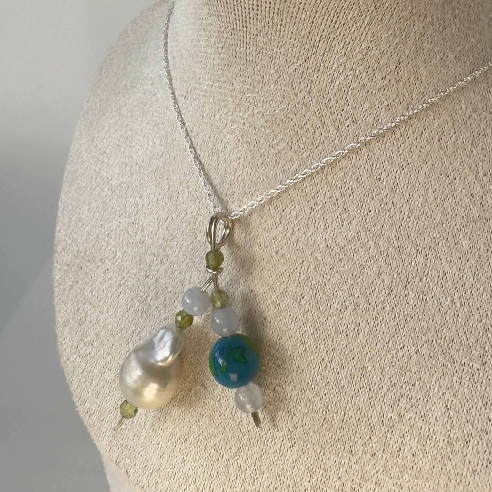 HEALING CRYSTAL & STERLING SILVER PENDANT WITH BAROQUE PEARL TO HELP WITH CONFIDENCE