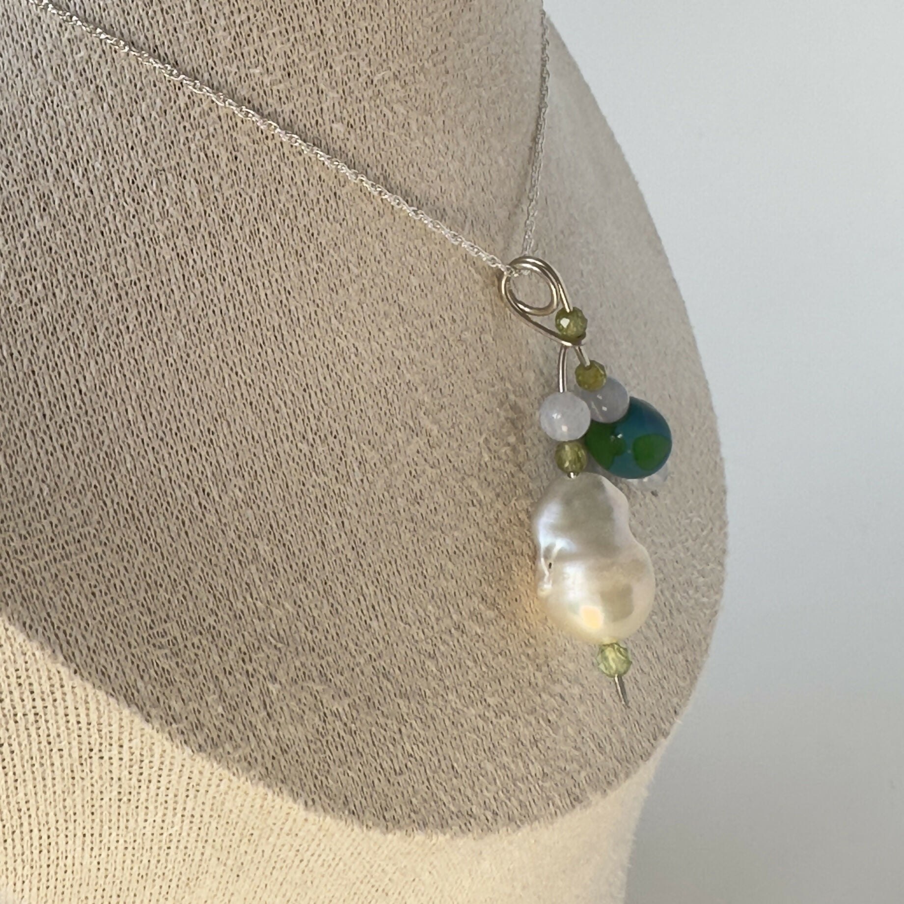 HEALING CRYSTAL & STERLING SILVER PENDANT WITH BAROQUE PEARL TO HELP WITH CONFIDENCE