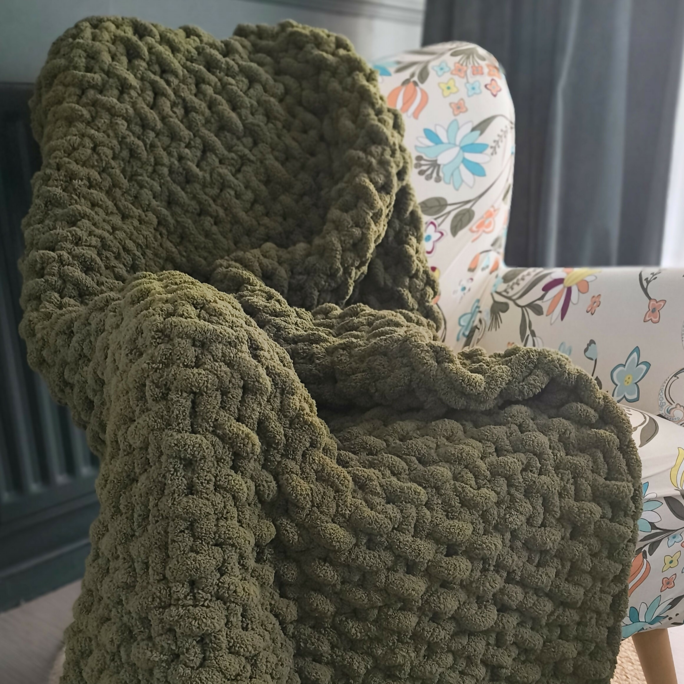 CHUNKY HAND KNITTED BLANKET