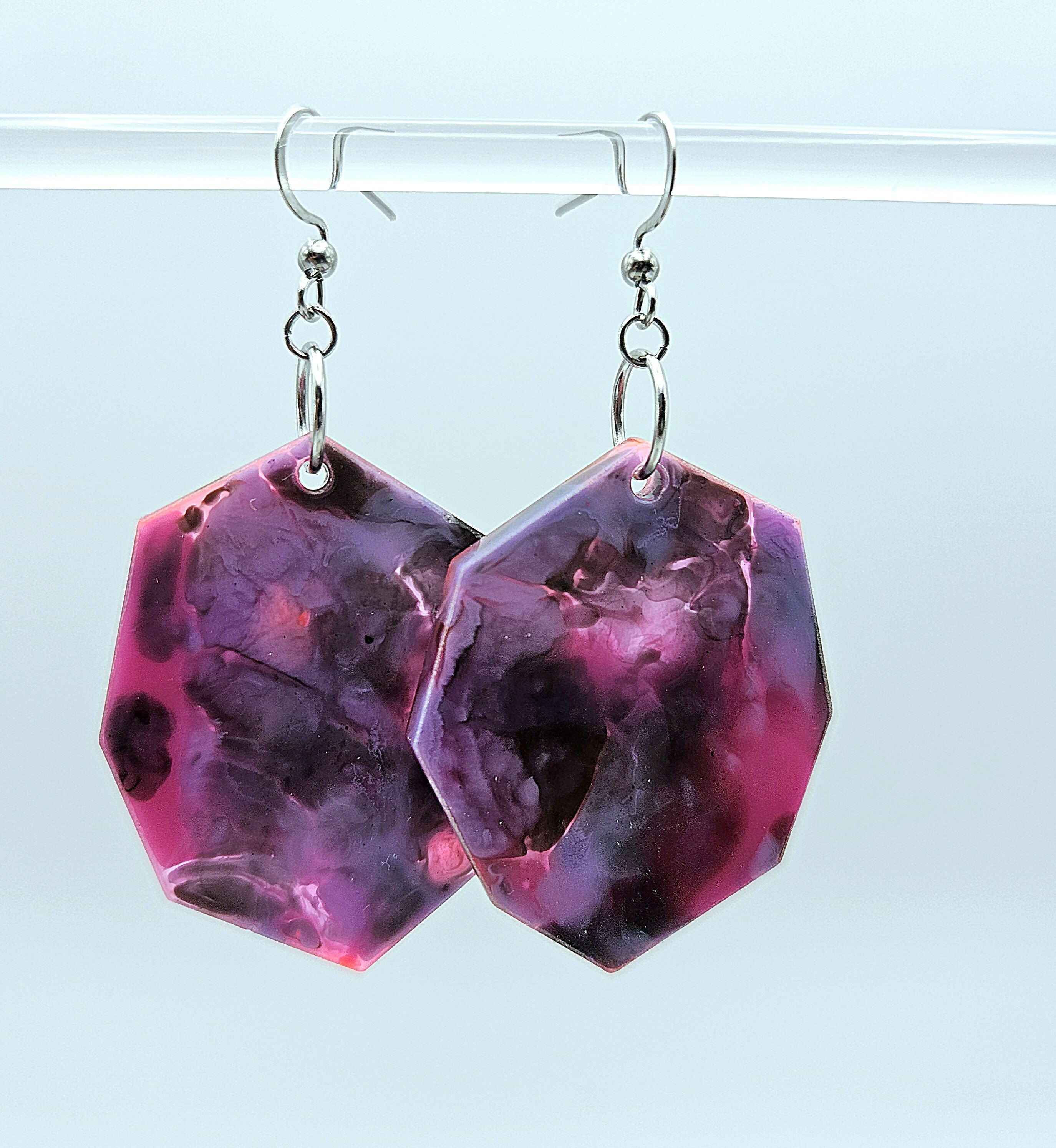 CONTEMPORARAY RESIN EARRINGS IN AN OCTAGONAL SHAPE