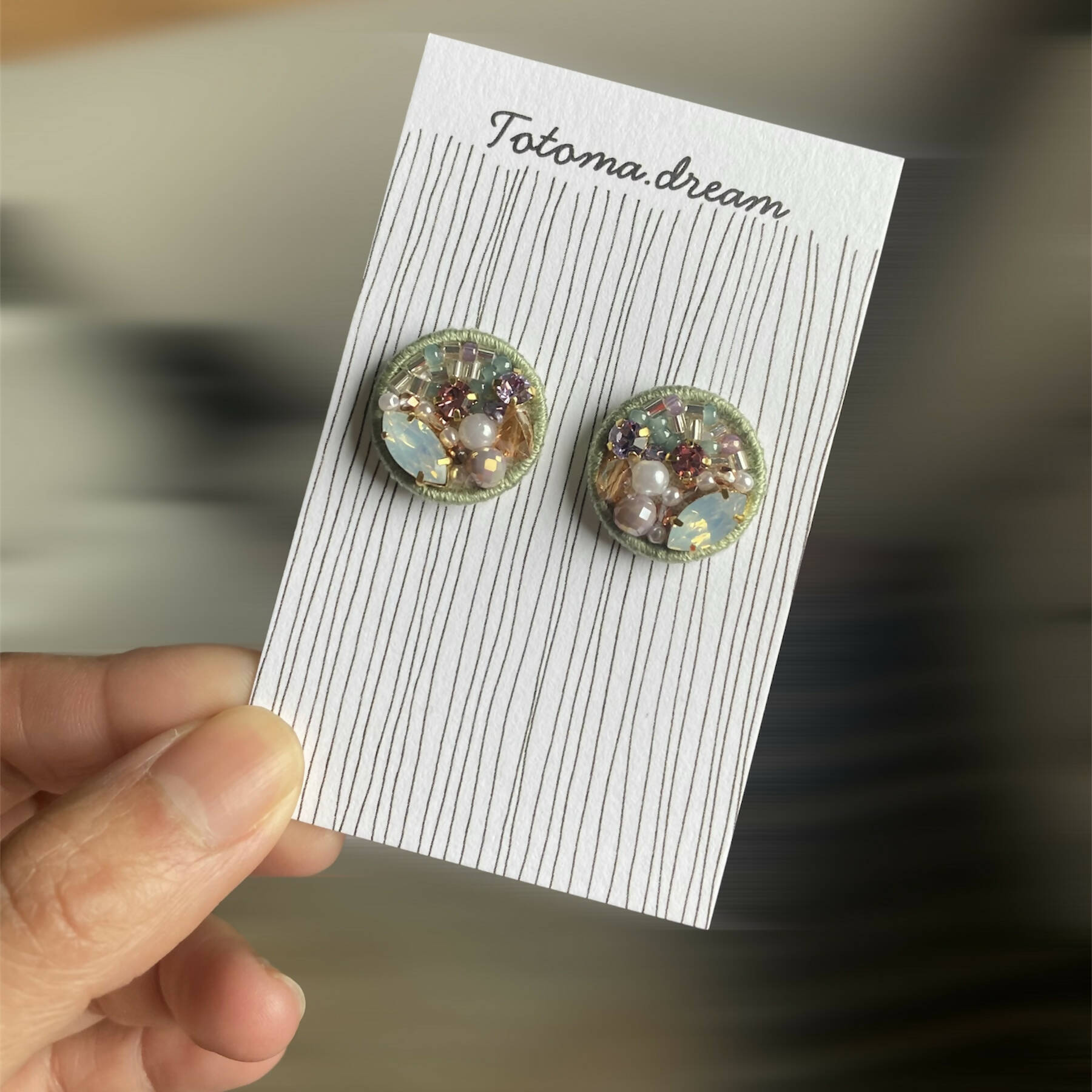 Crystal Embroidery Earrings (Round)