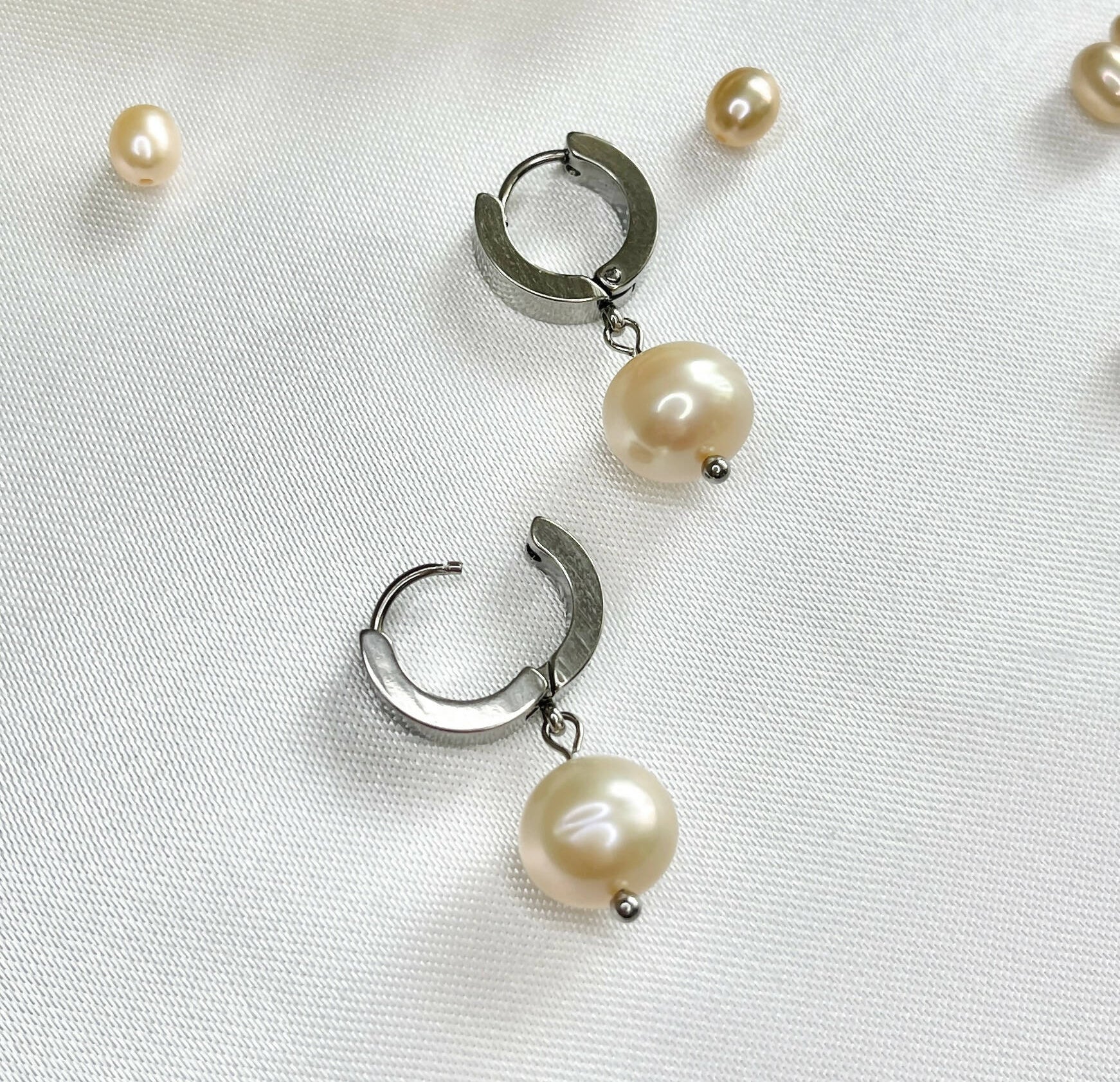 Clasps Pearl Earrings