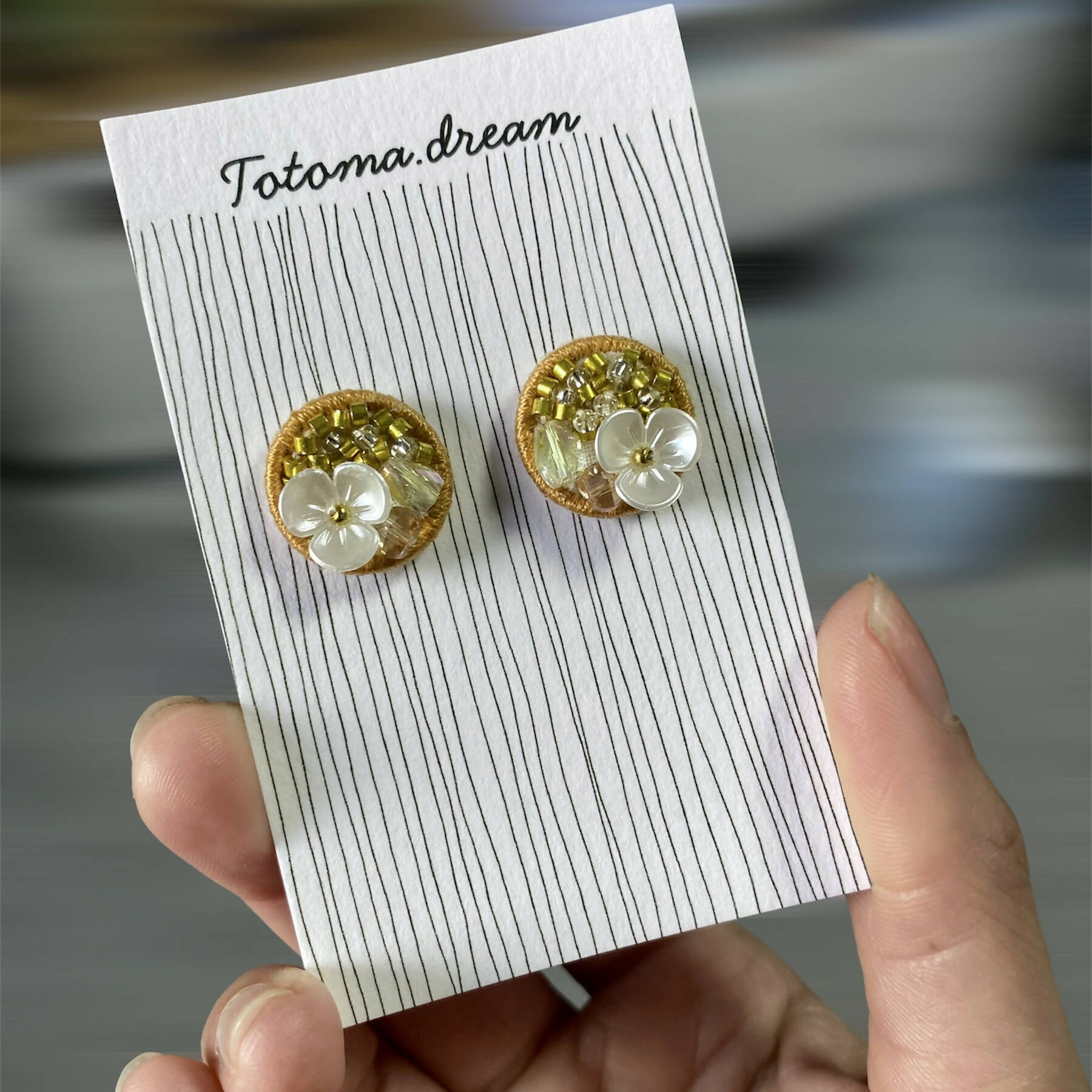 Crystal Embroidery Earrings (Small circle)