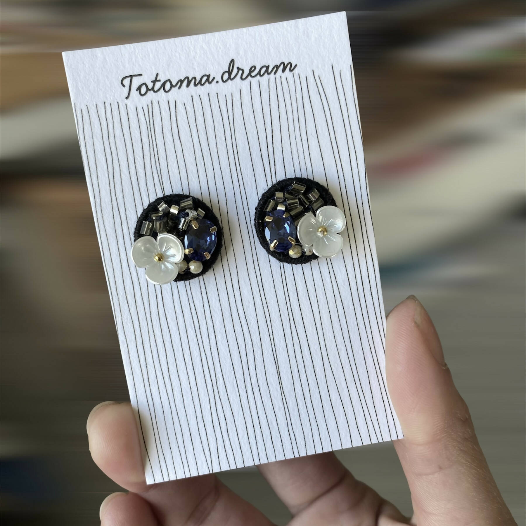 Crystal Embroidery Earrings (Small circle)