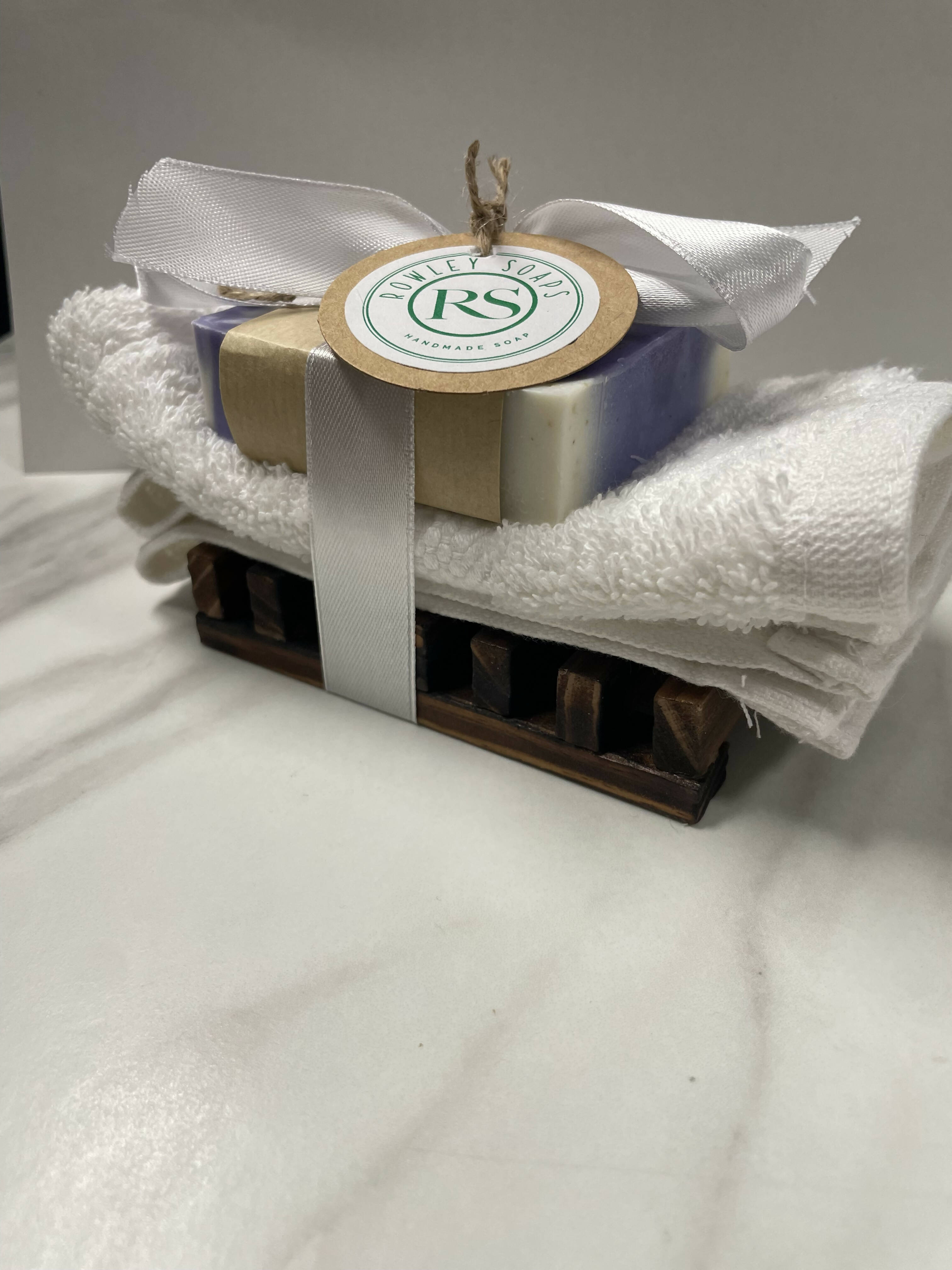 Lavender & Oat Gift Set Soap, Face Cloth & Wooden Soap Dish