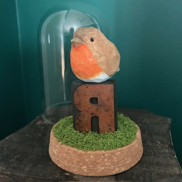 Lovely Glass Dome Featuring A Wooden Robin Sat On Top Of A Antique Letter R Printing Block