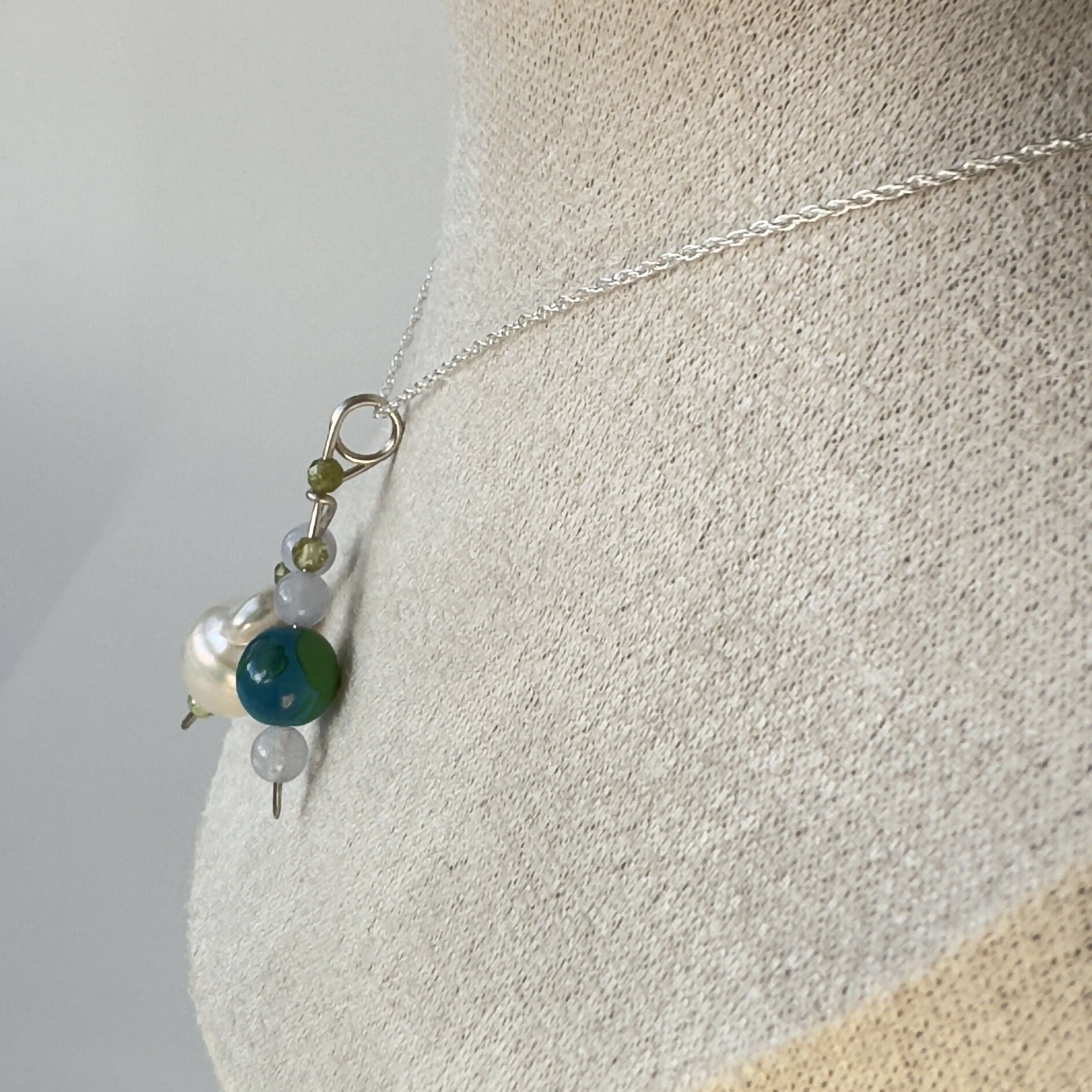 HEALING CRYSTAL & STERLING SILVER PENDANT WITH BAROQUE PEARL TO HELP WITH CONFIDENCE