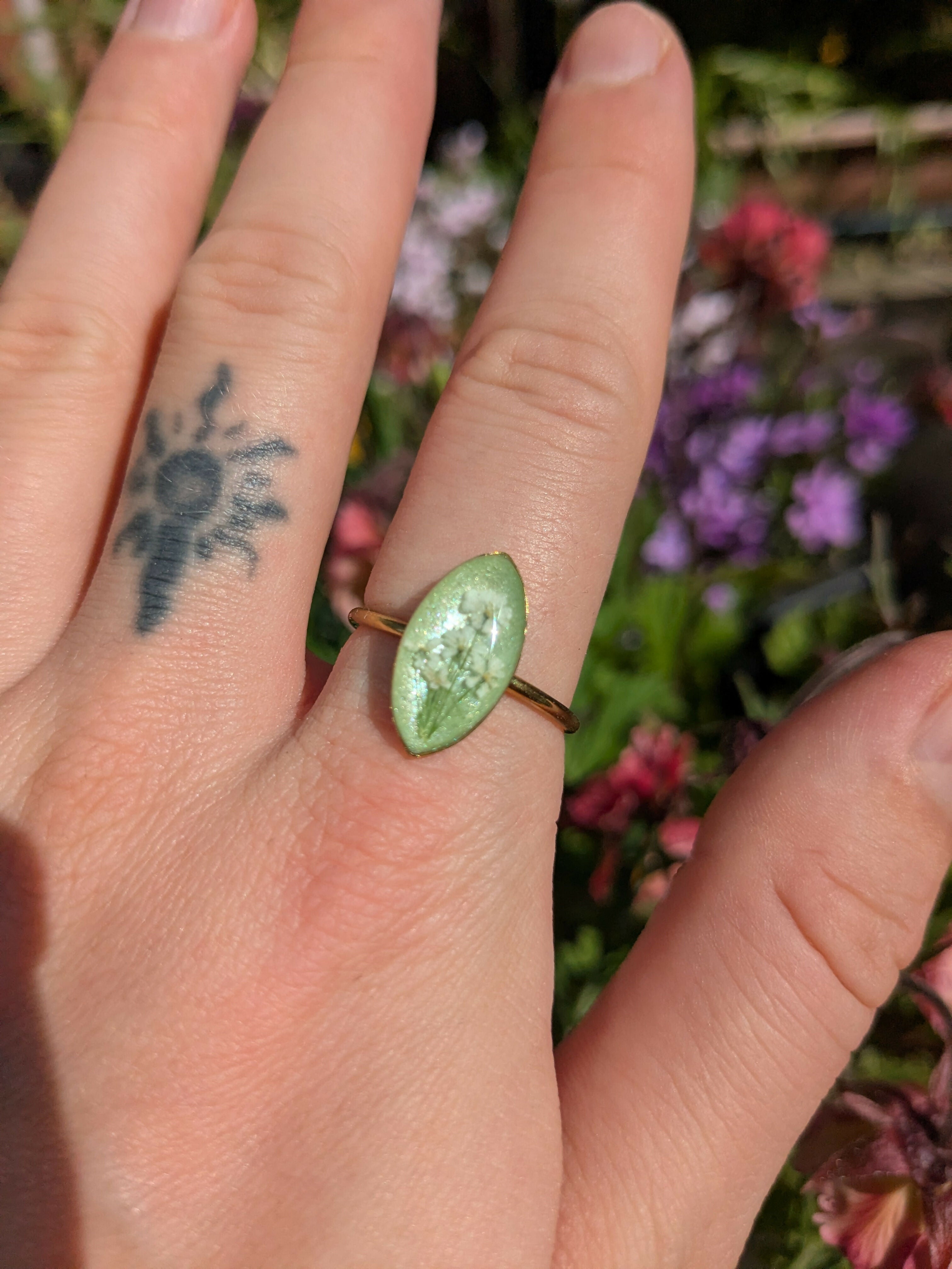 QUEEN'S LACE MARQUISE GOLD NAVY RING