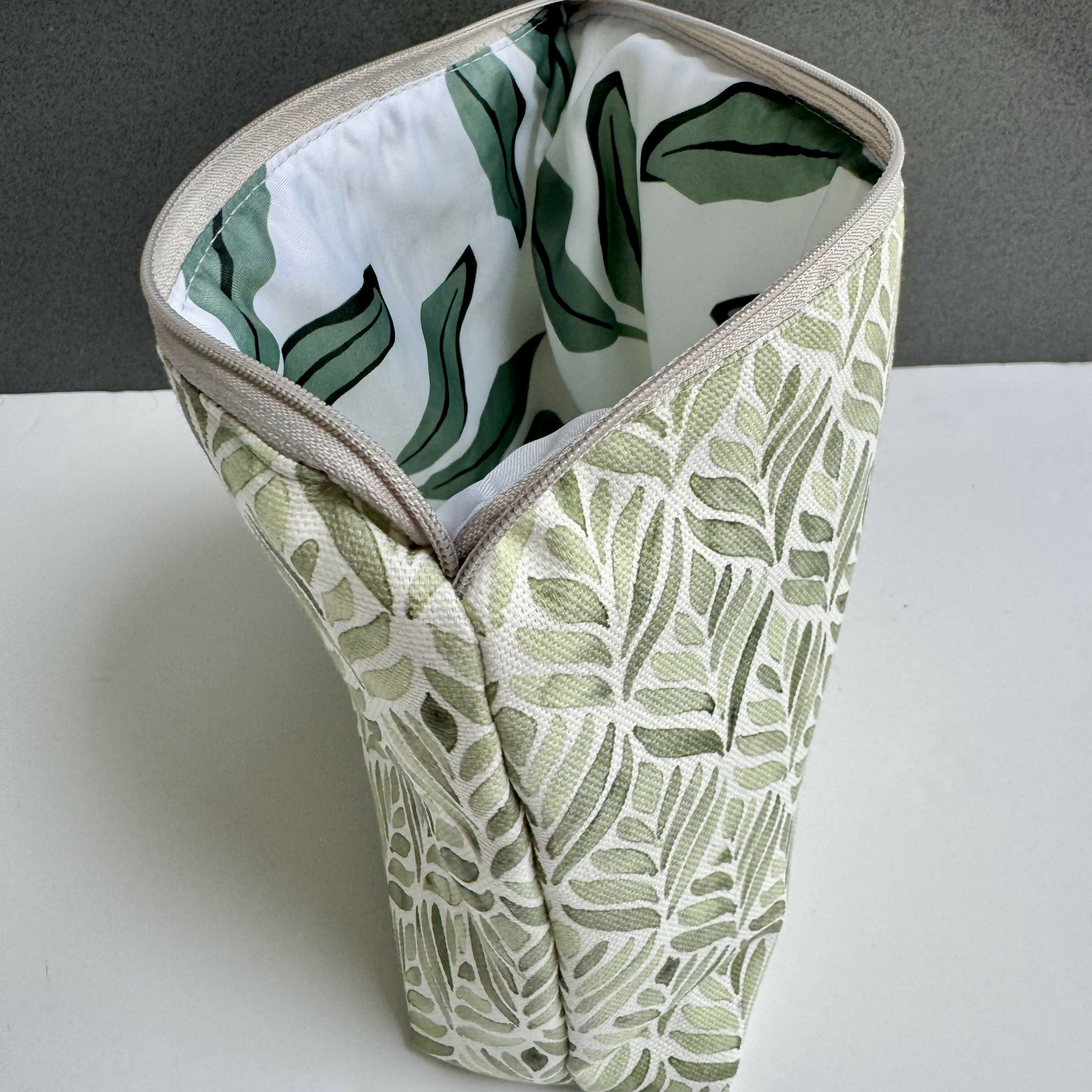 Medium Toiletry Bag - Green Leaves