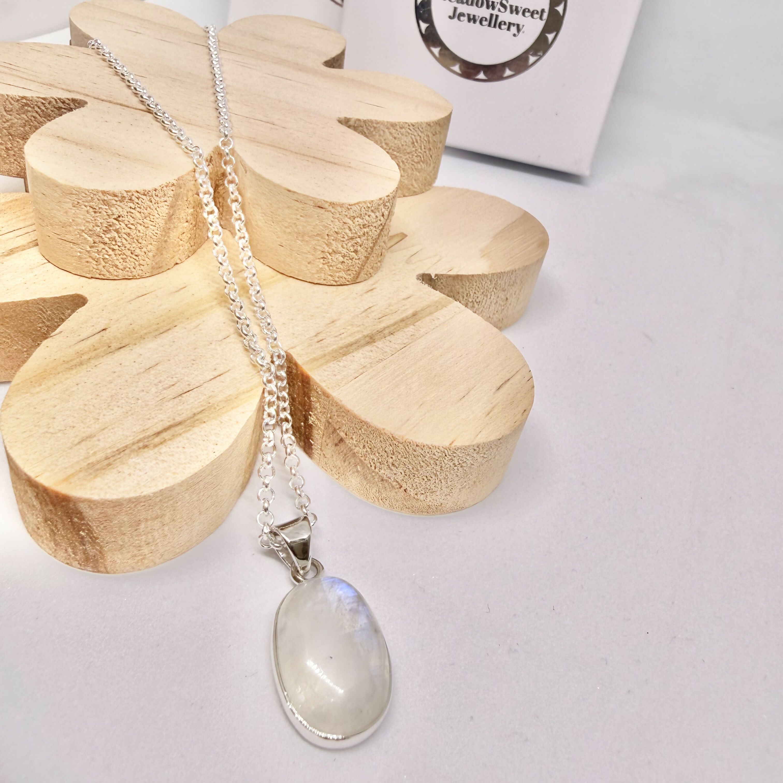 WHITE MOONSTONE OVAL NECKLACE