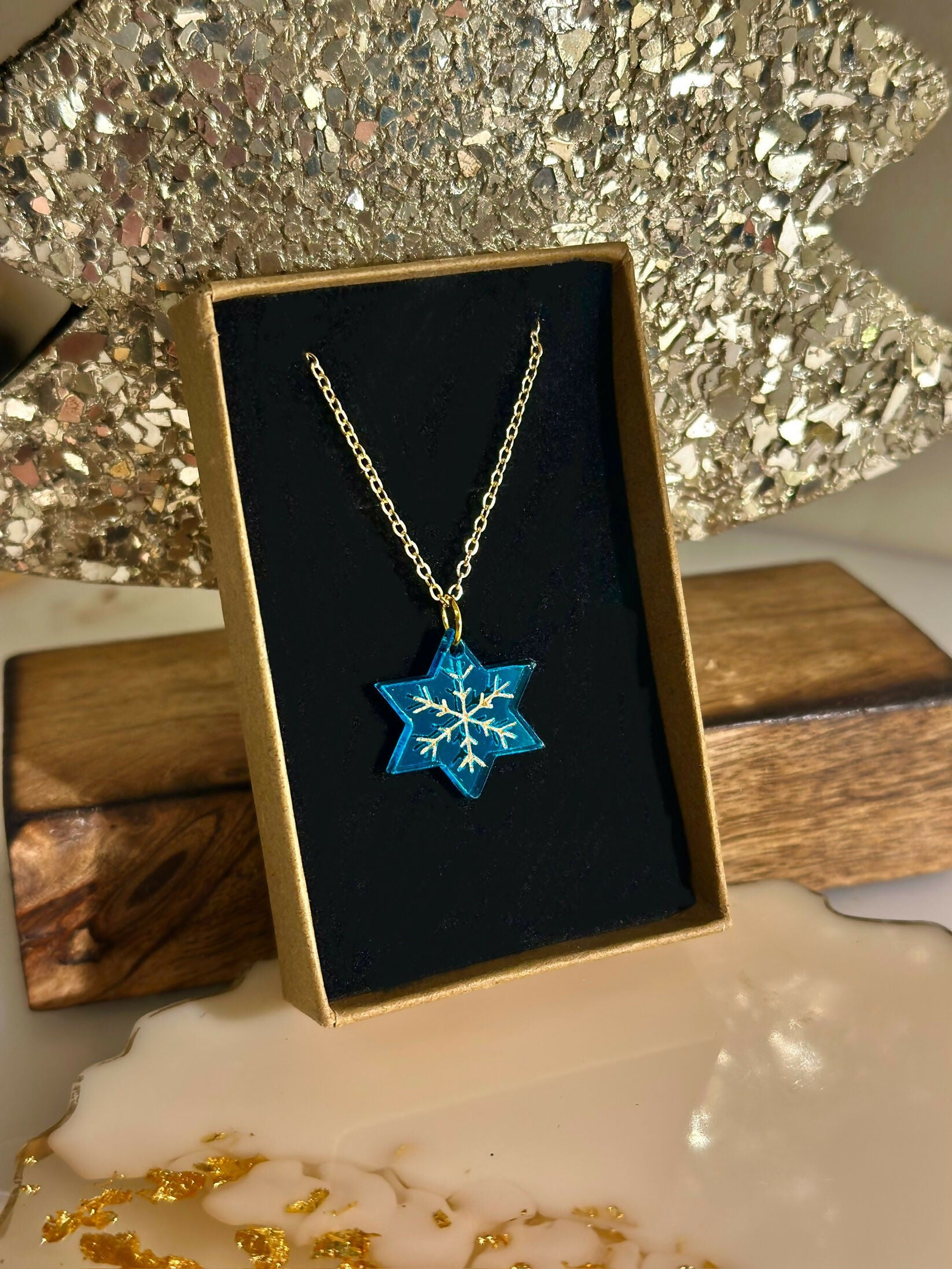 SNOW FLAKE ENGRAVED STAR NECKLACE