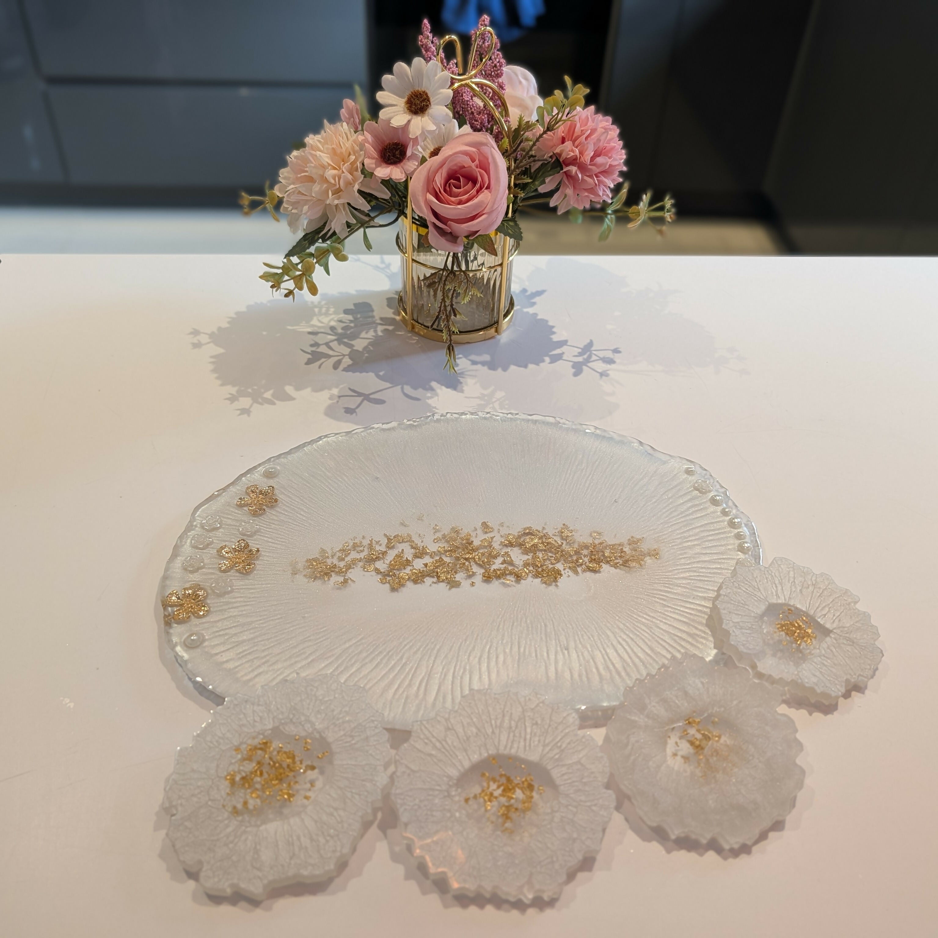 ELEGANT WHITE AND PEARLS HANDMADE RESIN TRAY WITH 4 COASTERS