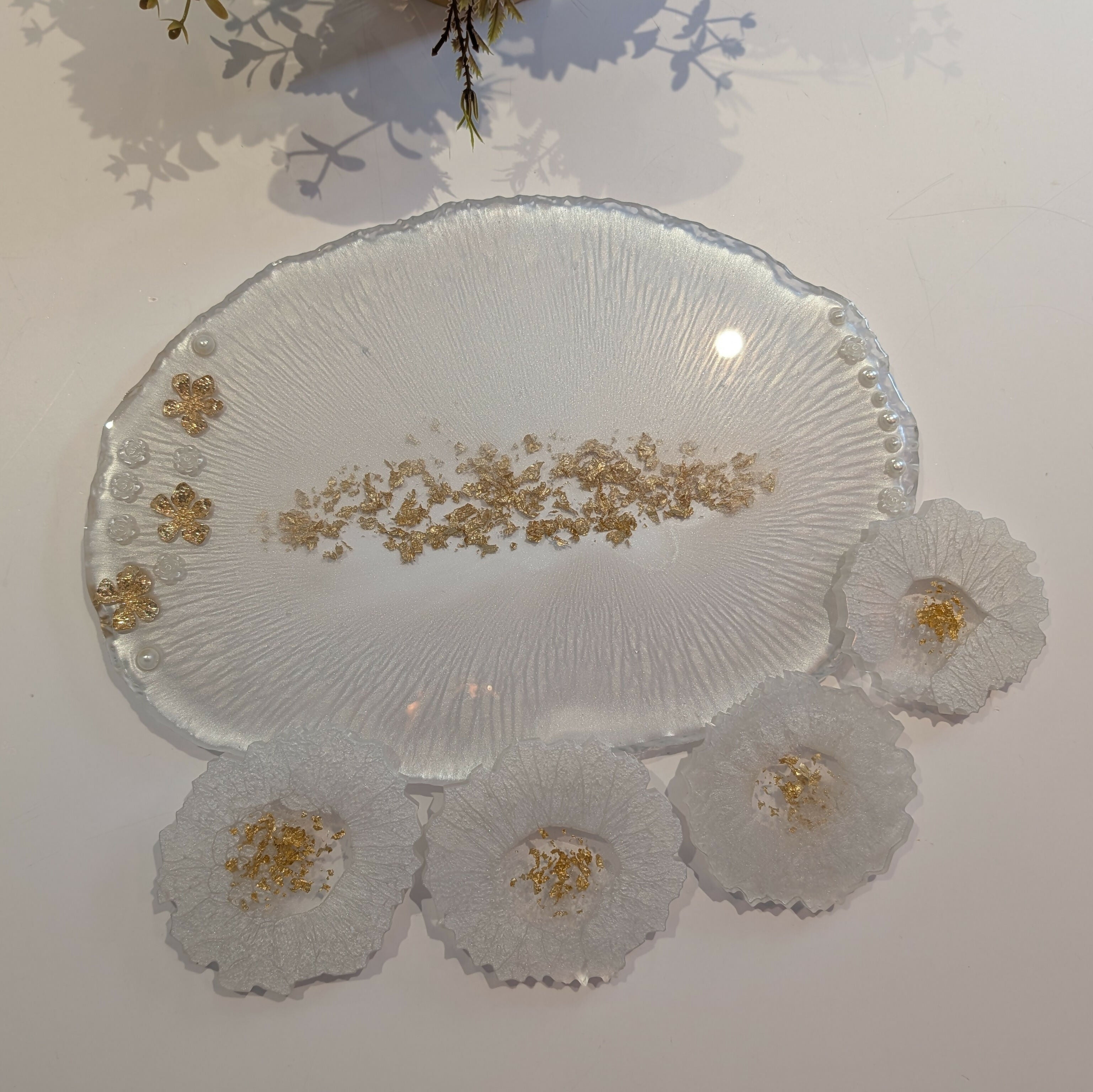 ELEGANT WHITE AND PEARLS HANDMADE RESIN TRAY WITH 4 COASTERS