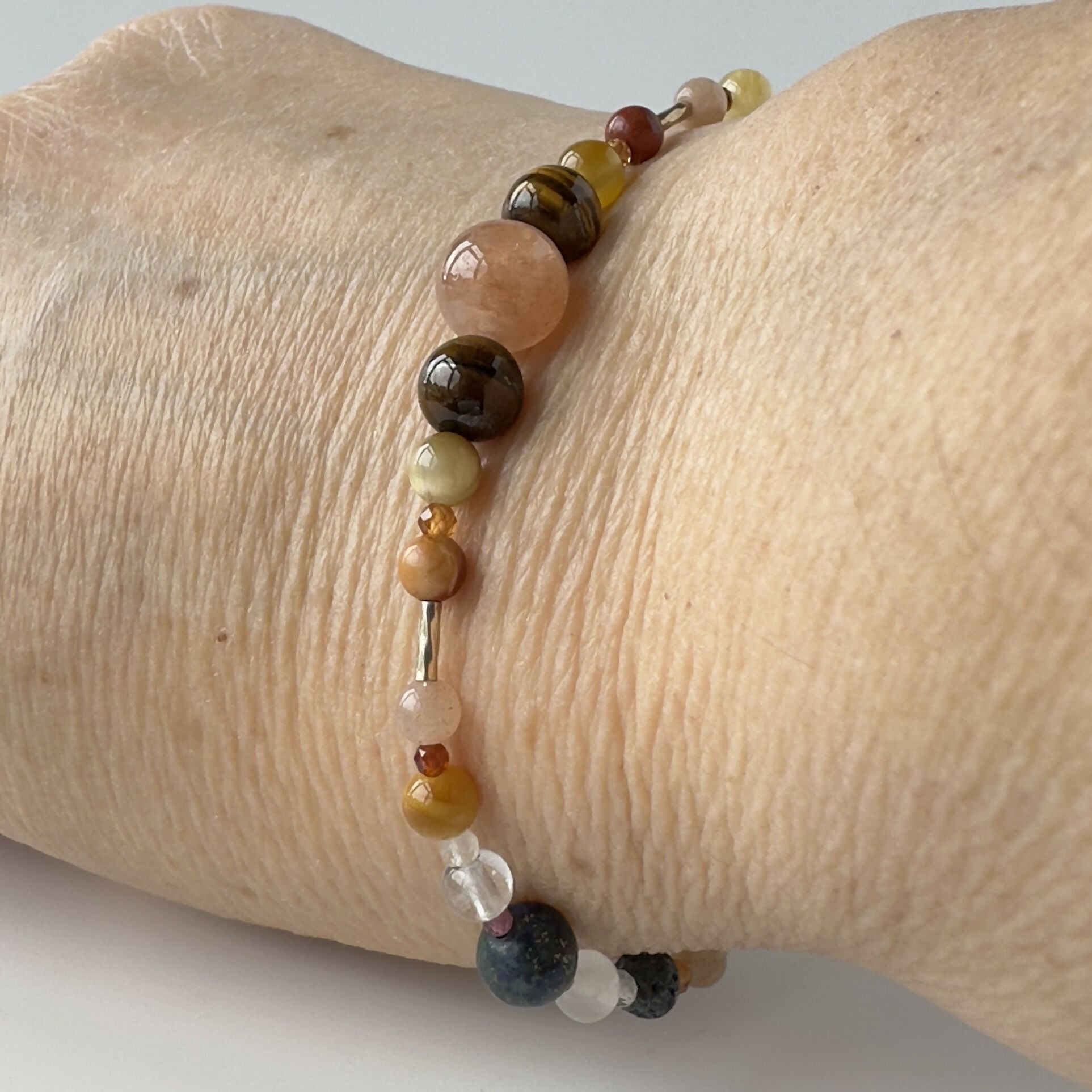 HEALING CRYSTAL & STERLING SILVER STRETCH BRACELET WITH AROMATHERAPY BEAD TO HELP WITH CONFIDENCE