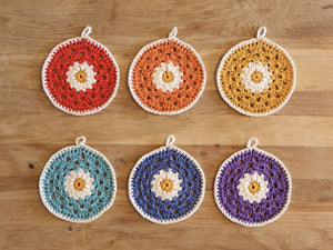Crochet_Daisy_Granny_Square_Wall_Hanging_Potholder_6_2 Large