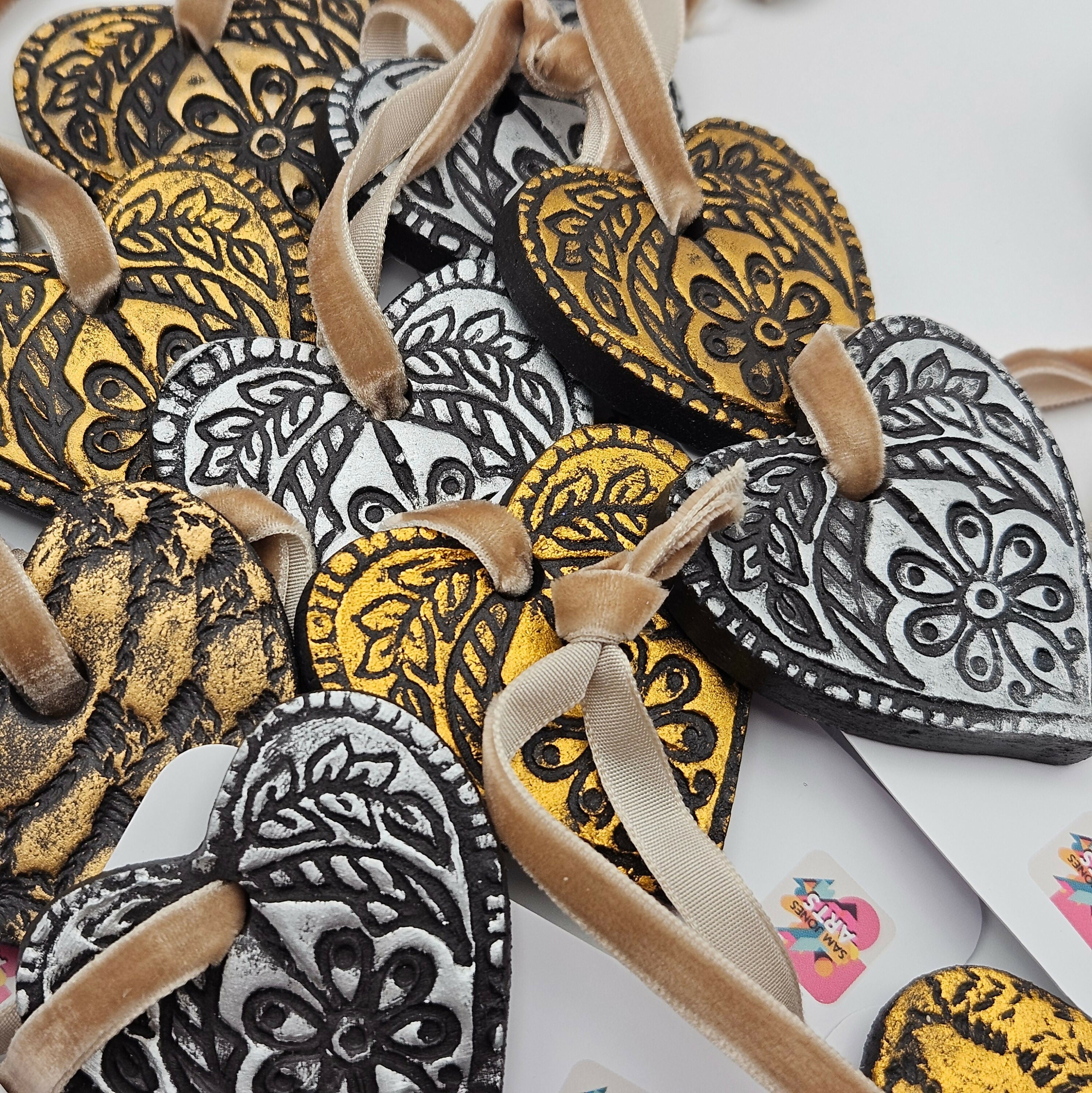 ELEGANT EMBOSSED CERAMIC HEART DECORATION