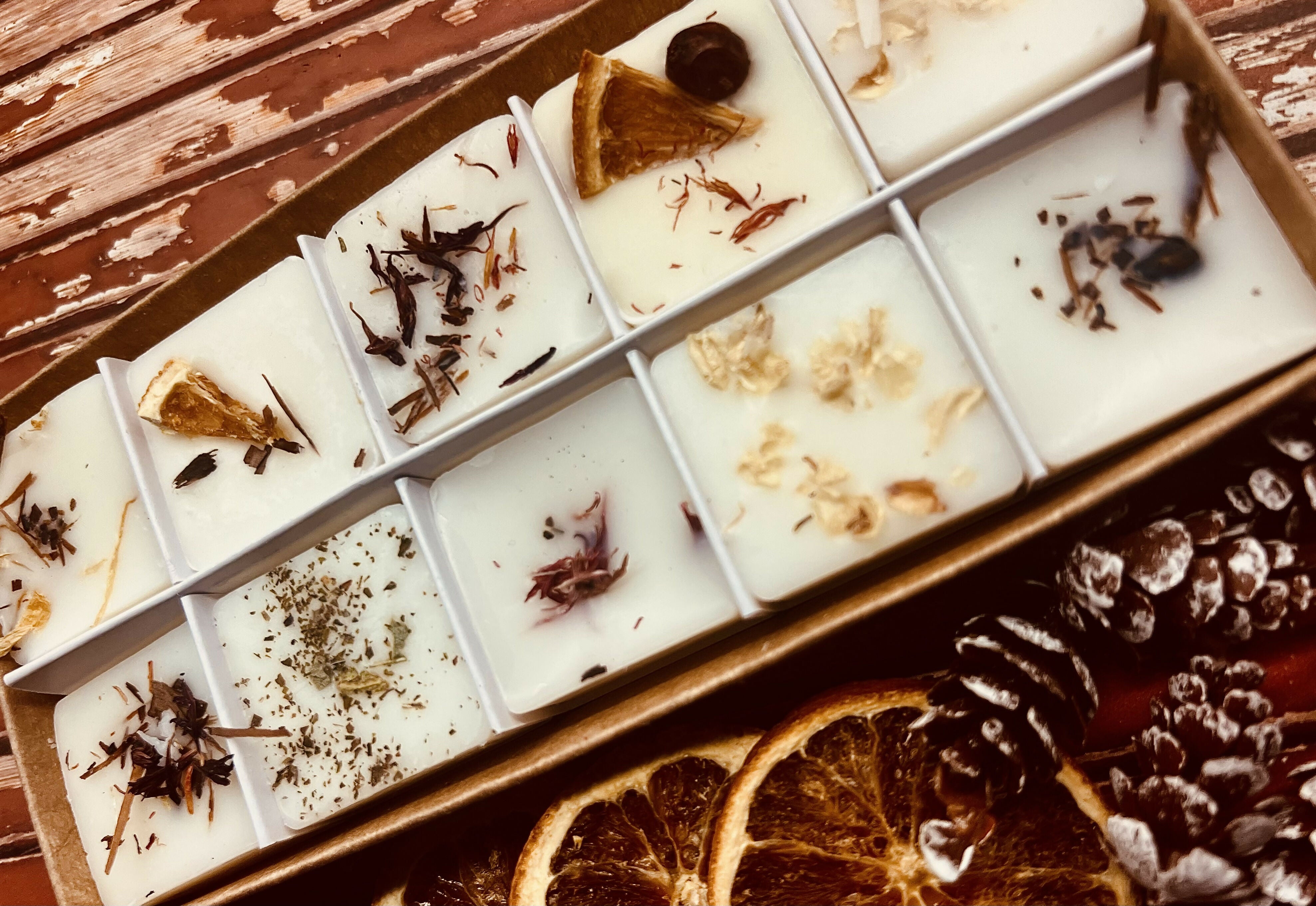 10 SEASONAL SOY WAX MELTS IN GIFT BOX