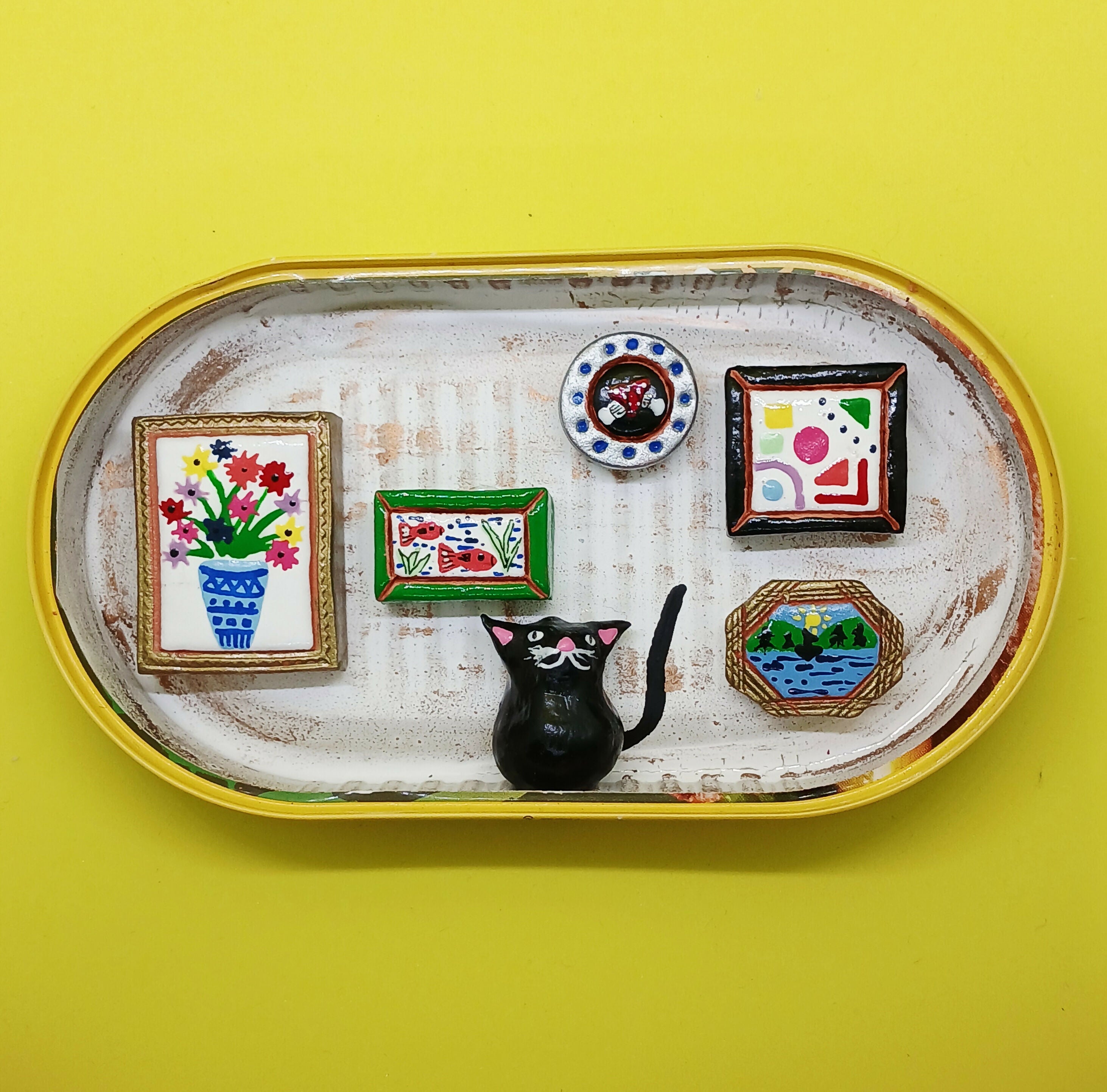 Cat in a Gallery Kipper Tin