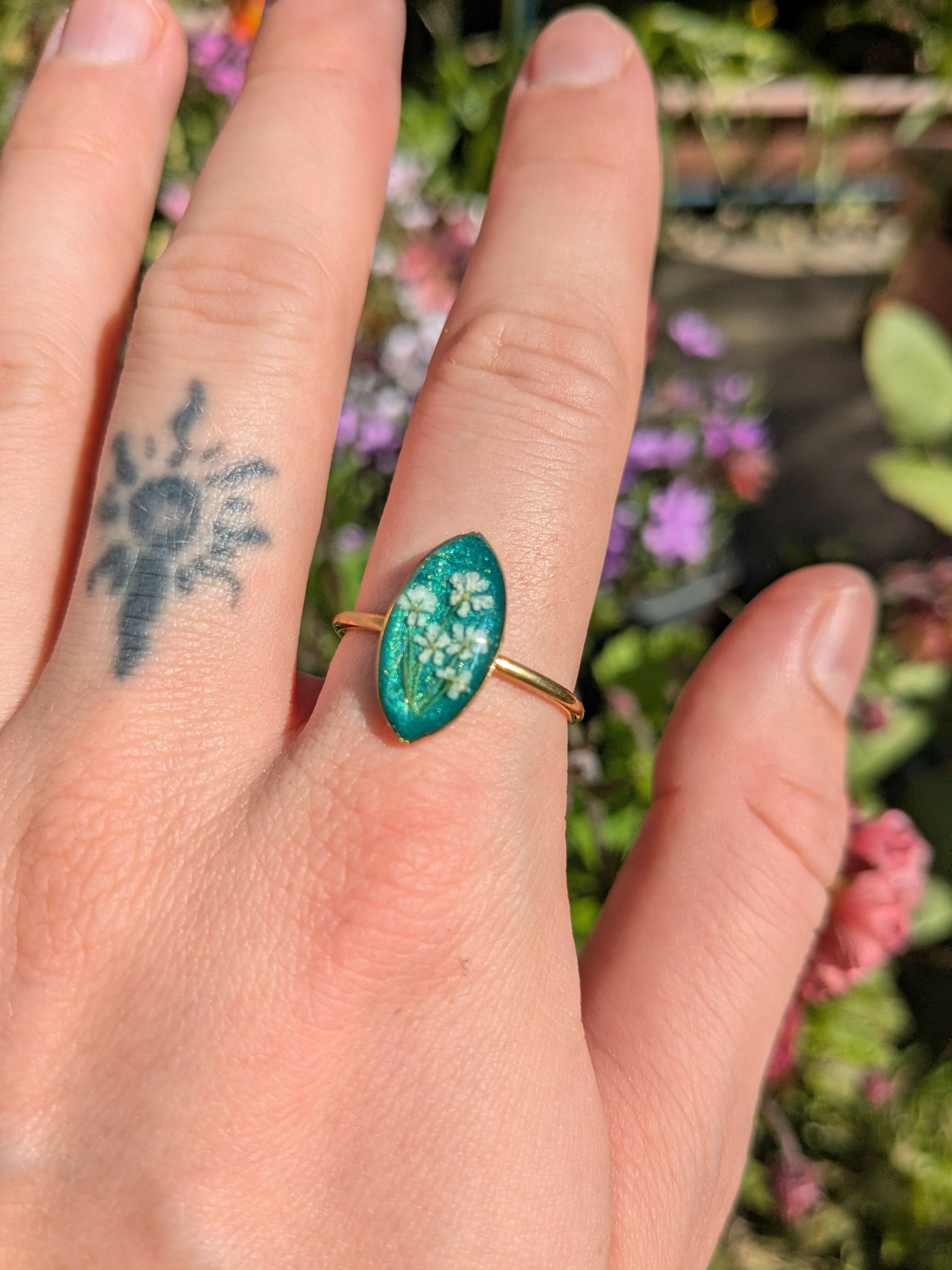 QUEEN'S LACE MARQUISE GOLD NAVY RING