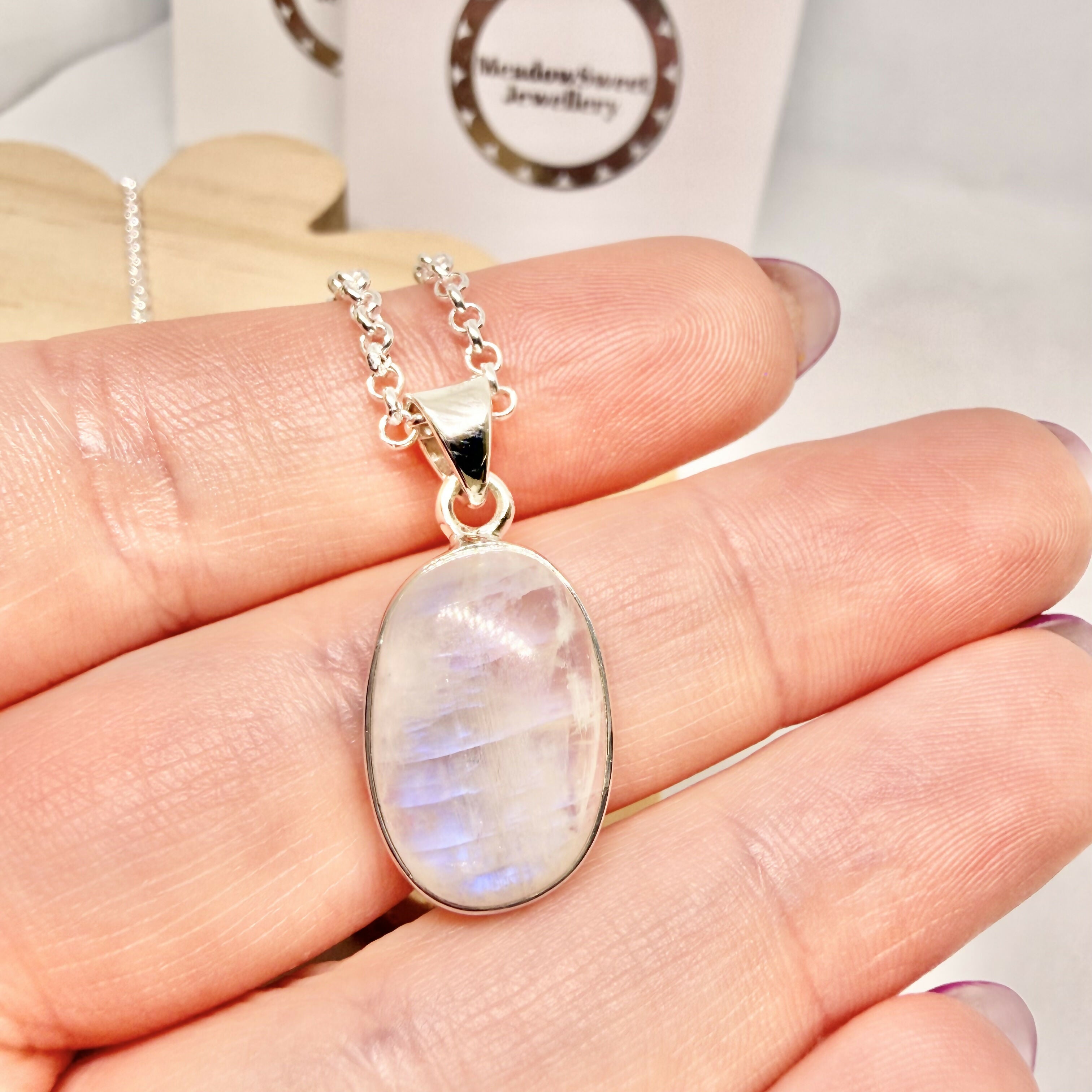 WHITE MOONSTONE OVAL NECKLACE