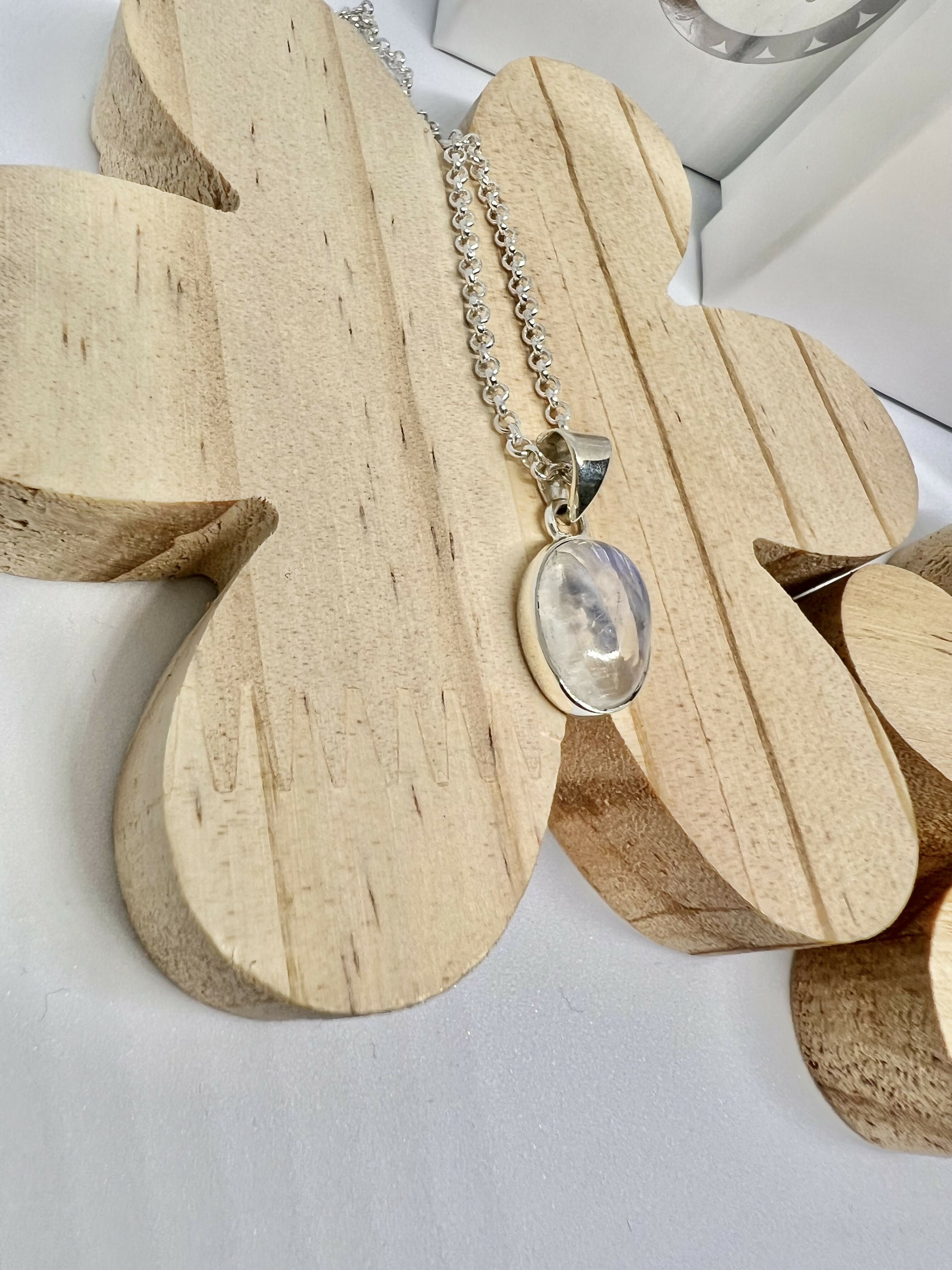 White moonstone oval necklace