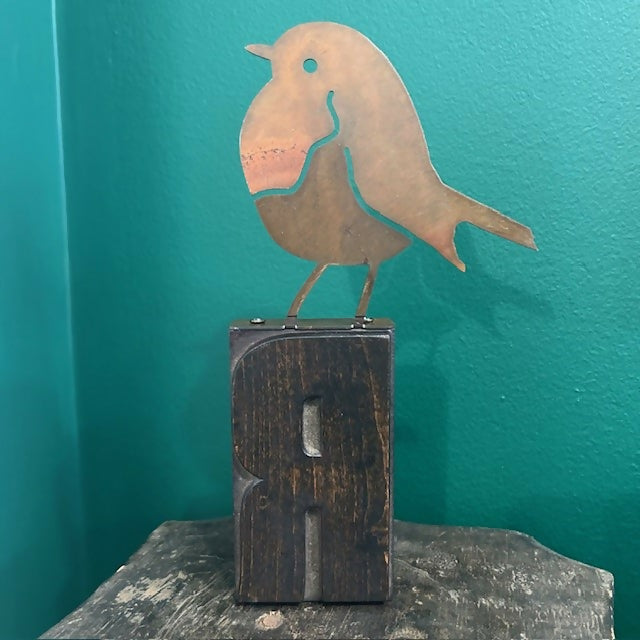 Lovely Free Standing Ornament - Robin On A Antique Letter Printing Block