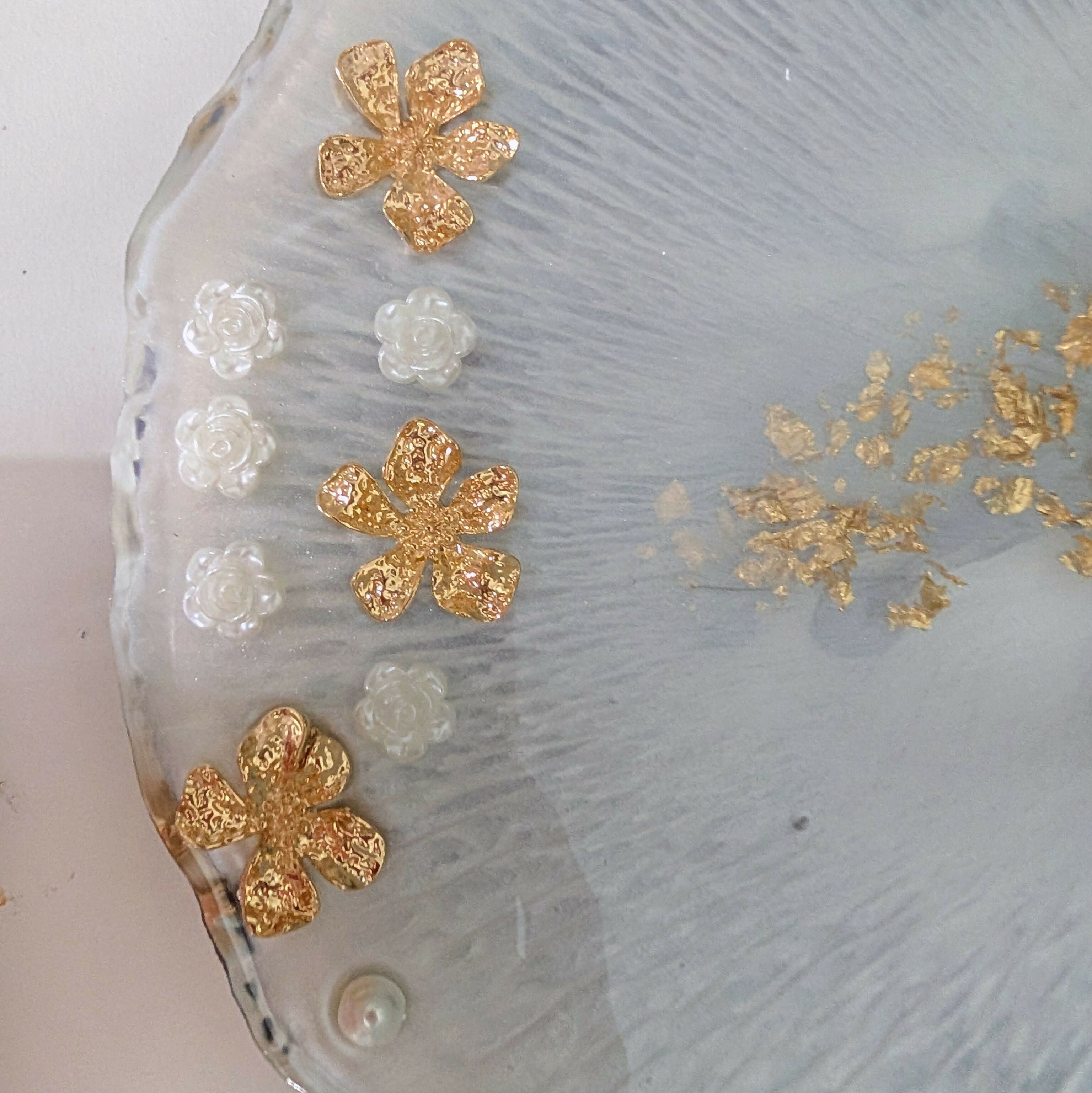 ELEGANT WHITE AND PEARLS HANDMADE RESIN TRAY WITH 4 COASTERS