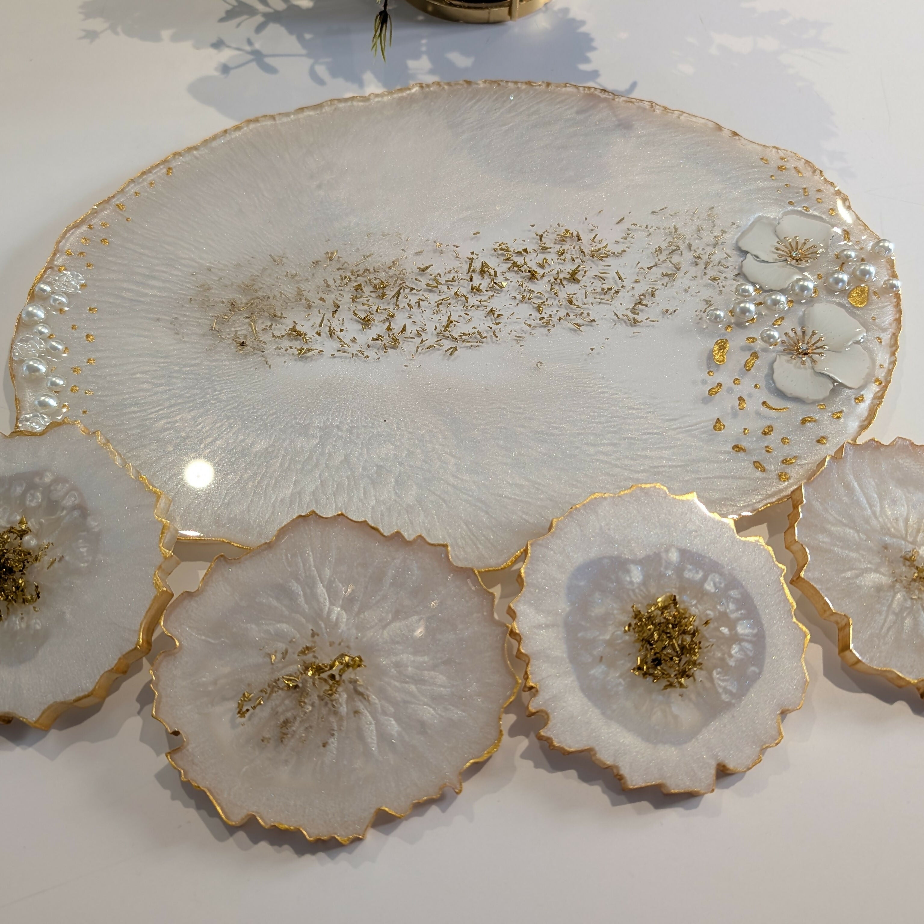 ELEGANT WHITE AND PEARLS HANDMADE RESIN TRAY WITH 4 COASTERS