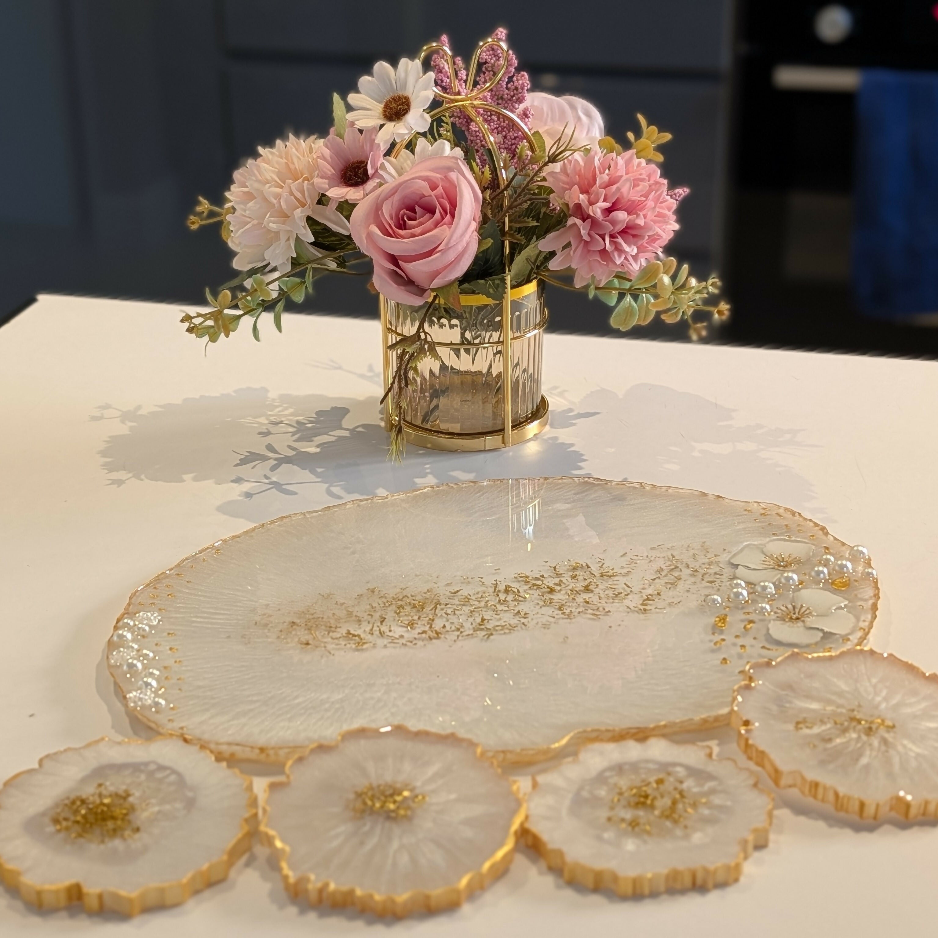 ELEGANT WHITE AND PEARLS HANDMADE RESIN TRAY WITH 4 COASTERS