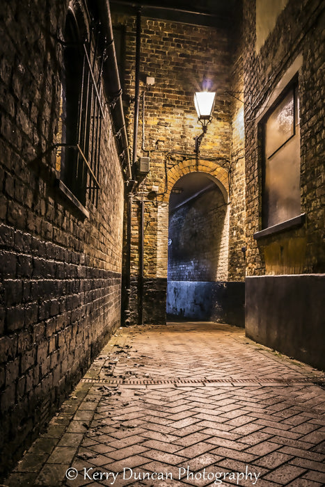 Lamplight_Driffield_Yorkshire_Night_Photography_Spooky_Alleyway