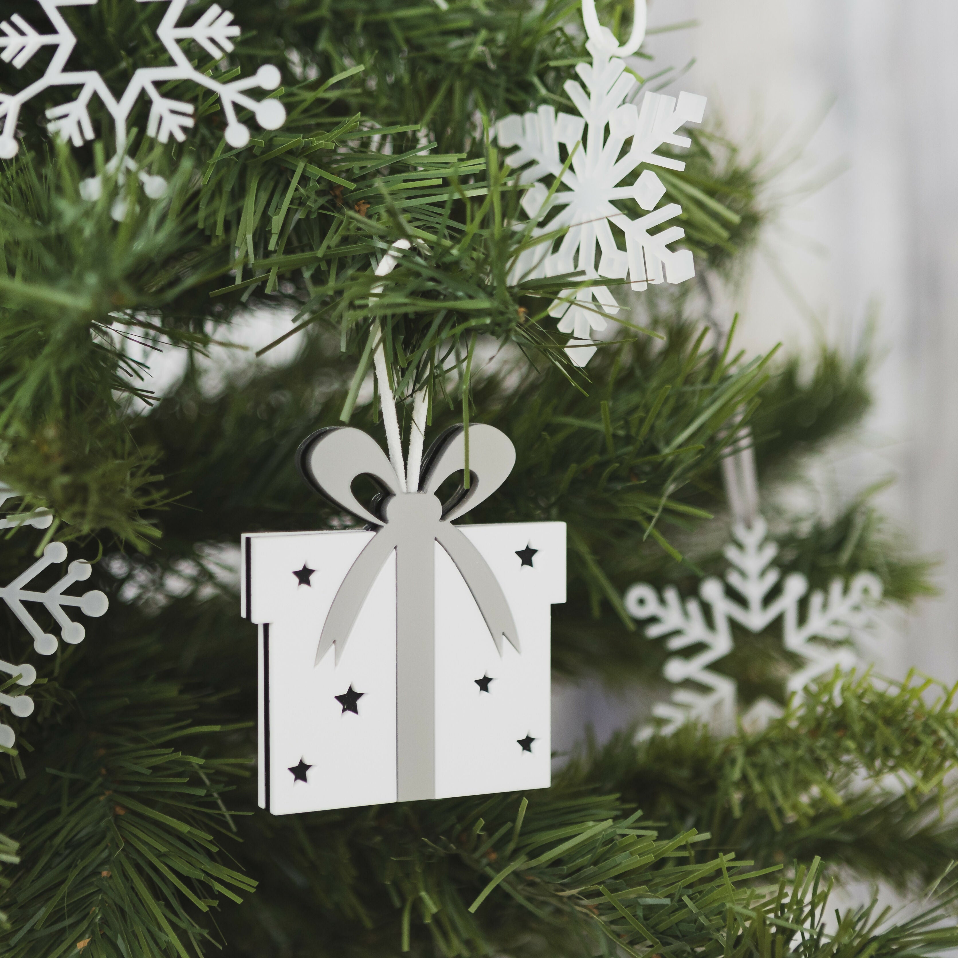 Present Decoration - White & Silver