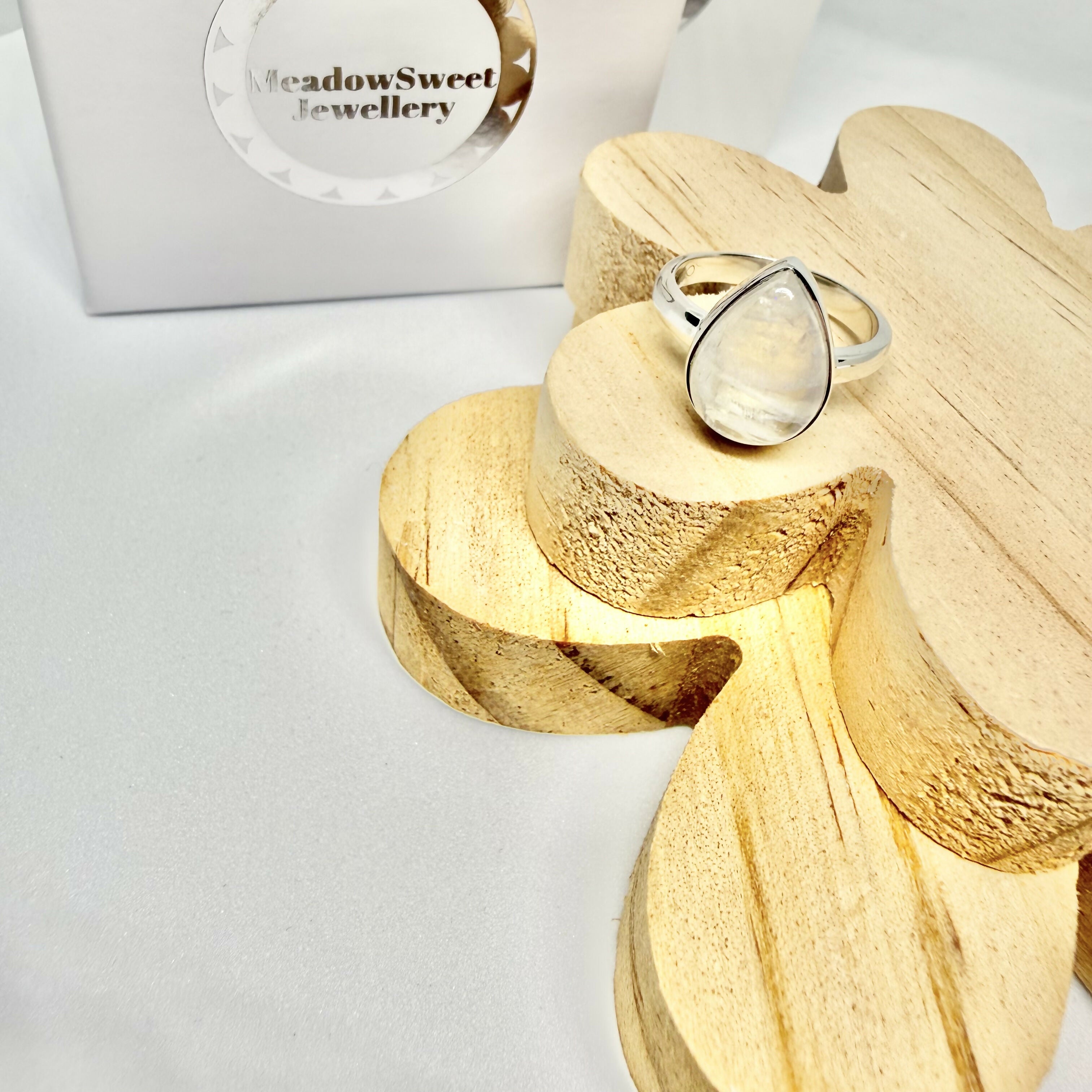 WHITE MOONSTONE RING SIZE M