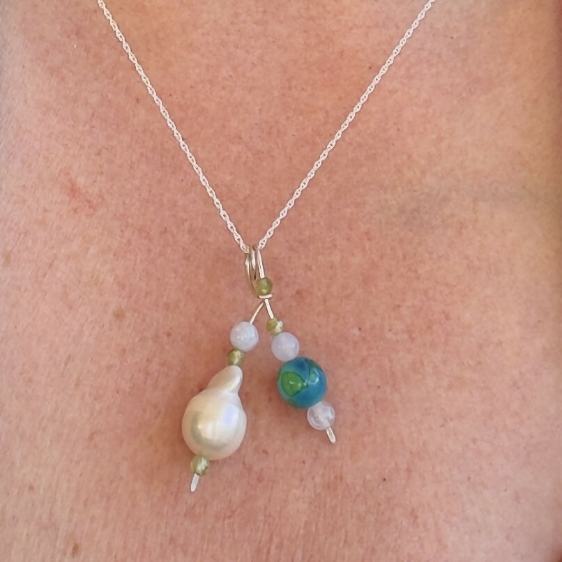 HEALING CRYSTAL & STERLING SILVER PENDANT WITH BAROQUE PEARL TO HELP WITH CONFIDENCE