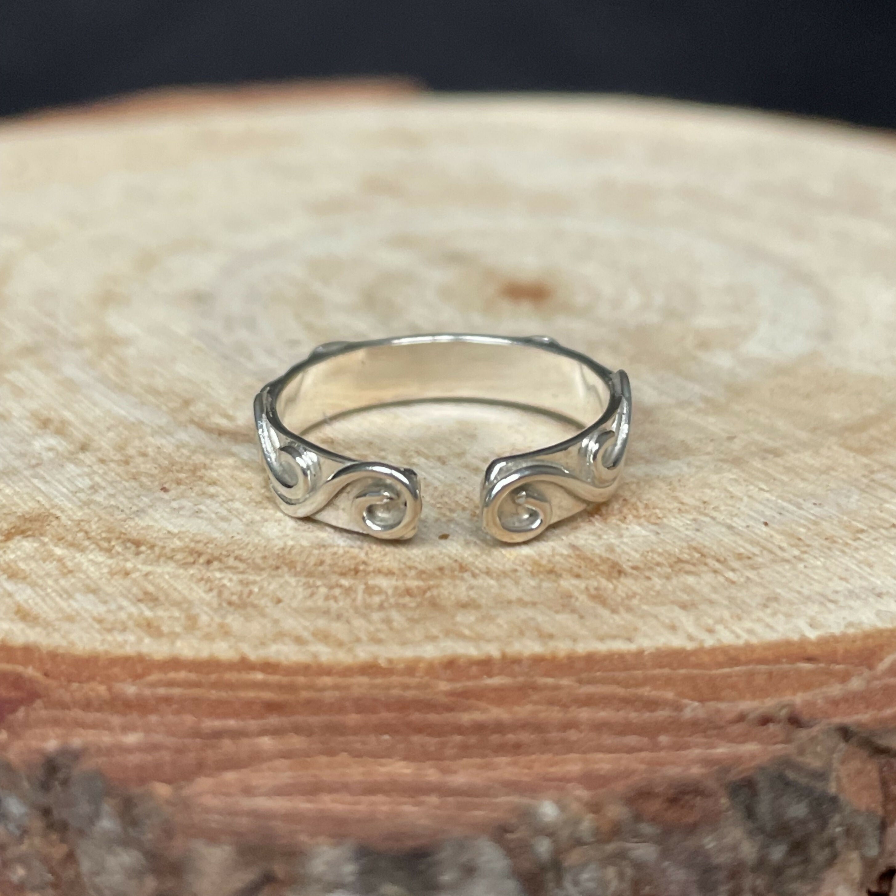 Sterling Silver Open Ring with Filigree Details (Size L)