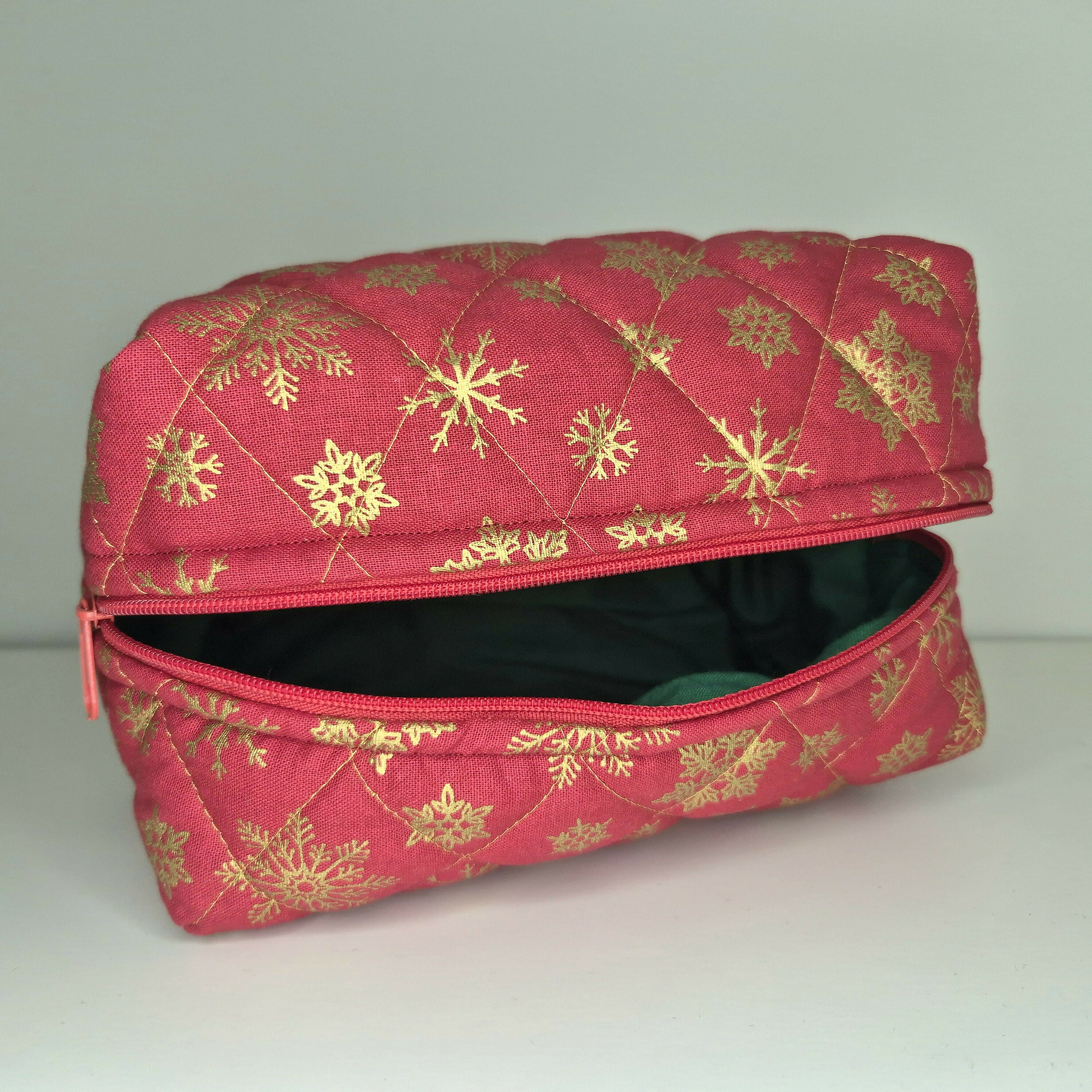 Quilted Christmas Cosmetic Makeup Bag With Snowflake Pattern