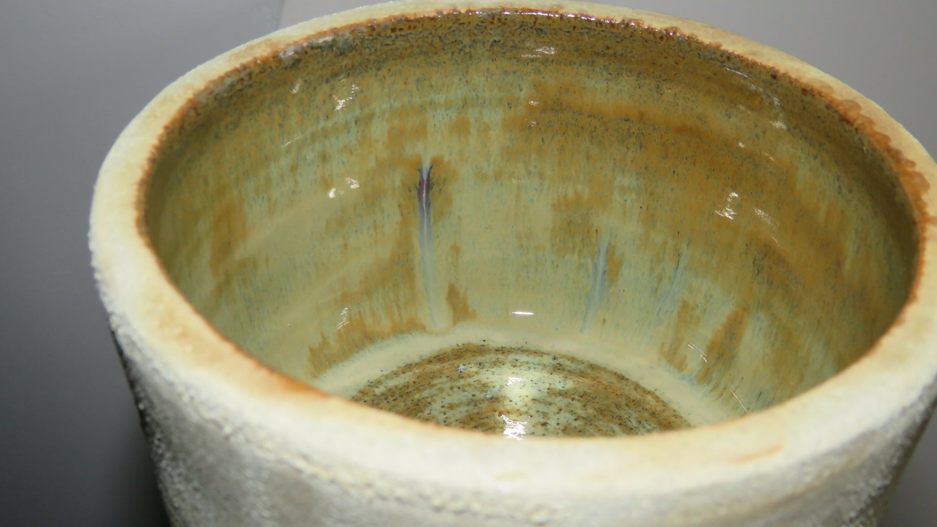 TEXTURED PLANT POT
