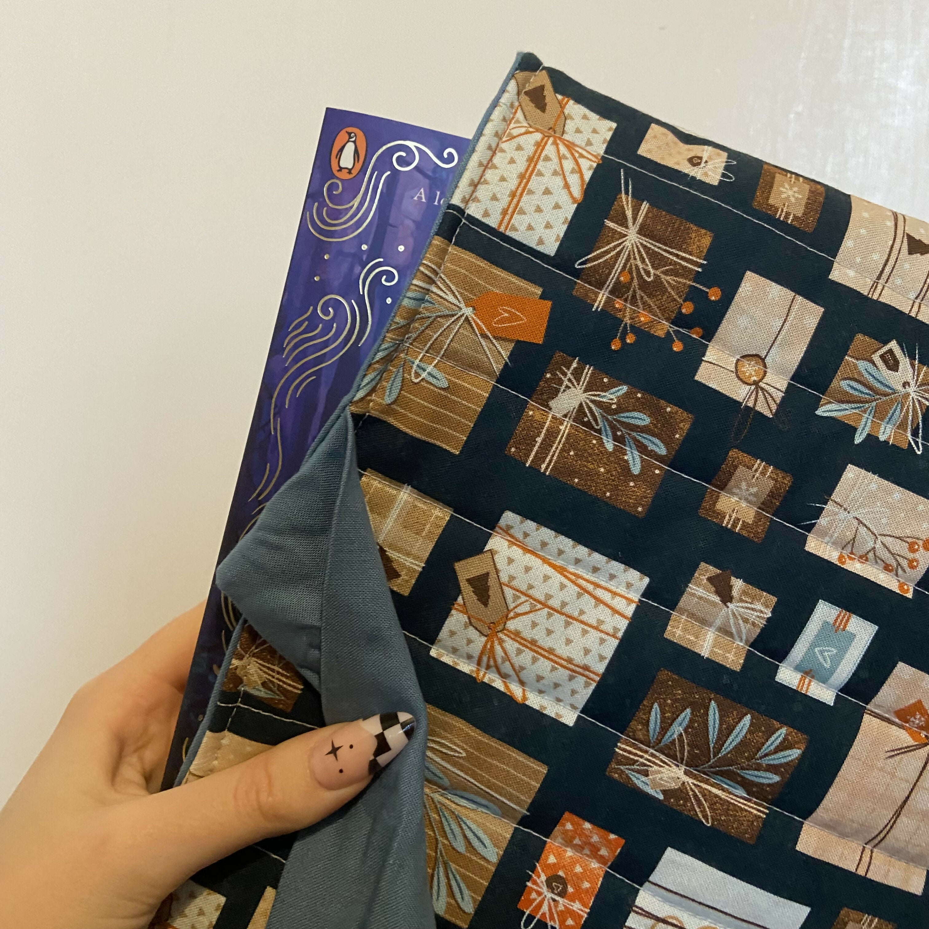 Navy Presents Design Book Pouch