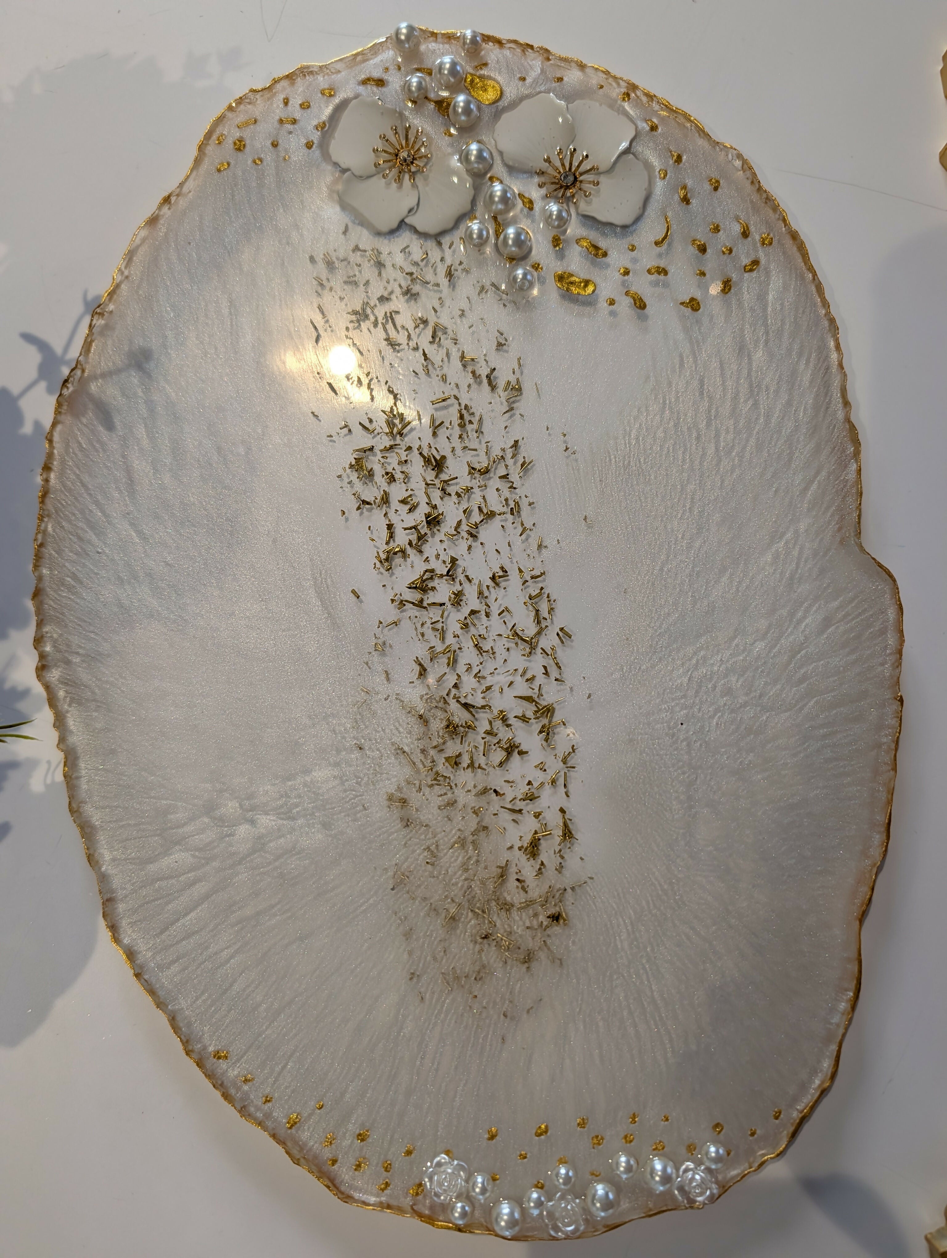 ELEGANT WHITE AND PEARLS HANDMADE RESIN TRAY WITH 4 COASTERS