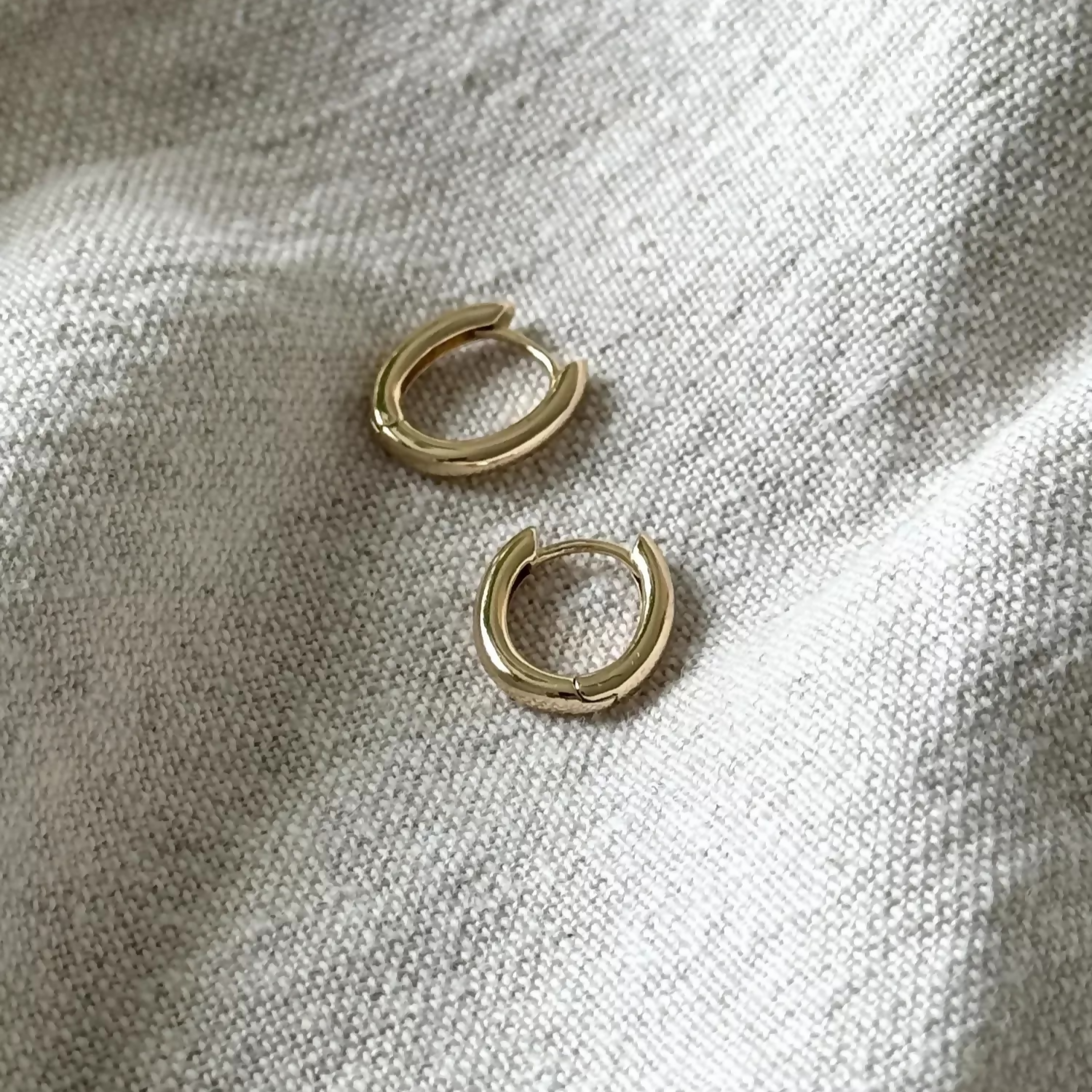 Penelope / Mini Gold Oval Hoop Earrings