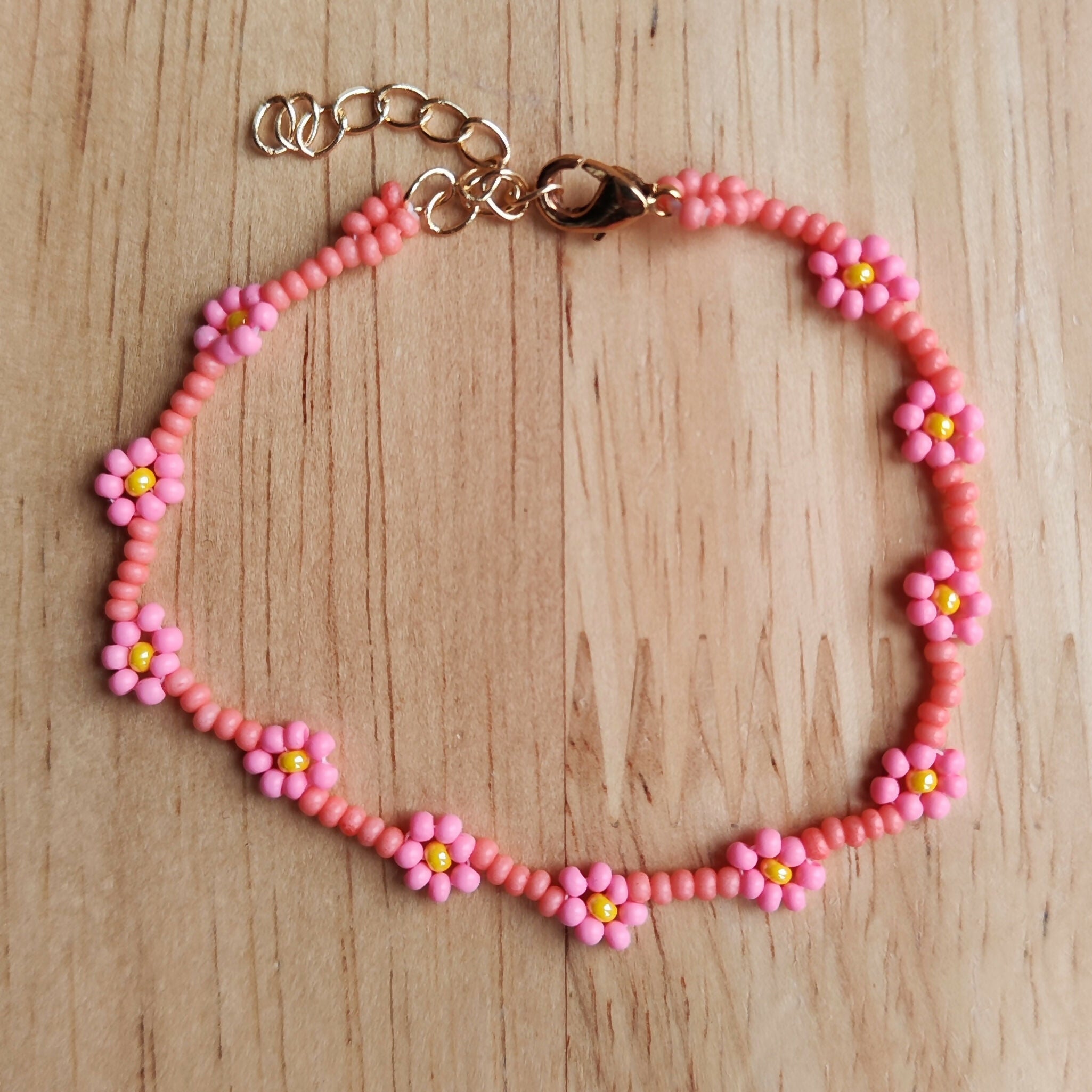 Hand-Beaded Daisy Bracelet with Clasp – Dainty Pastel Floral Design