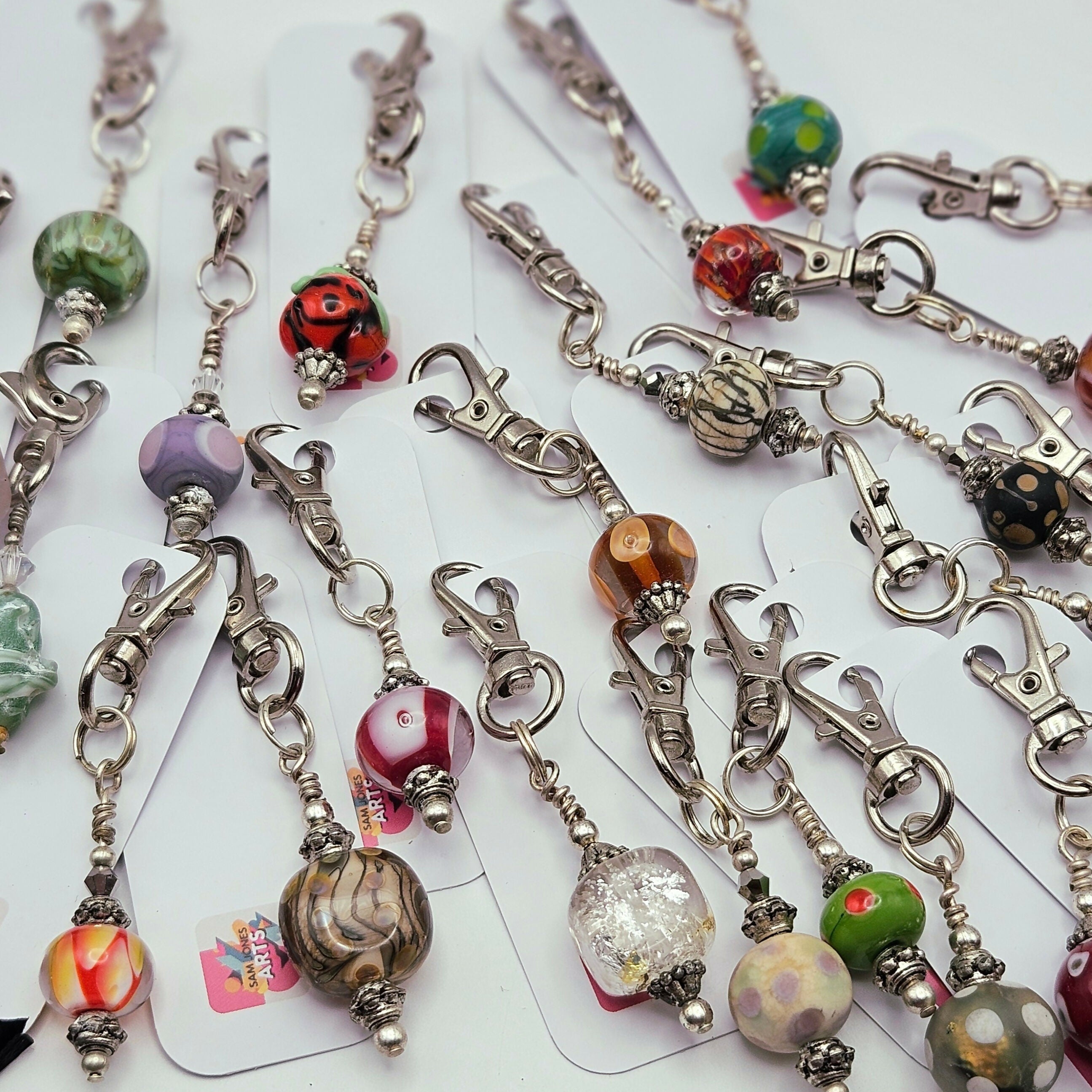 CHARMING GLASS BEADED BAG CHARM/KEYRING.