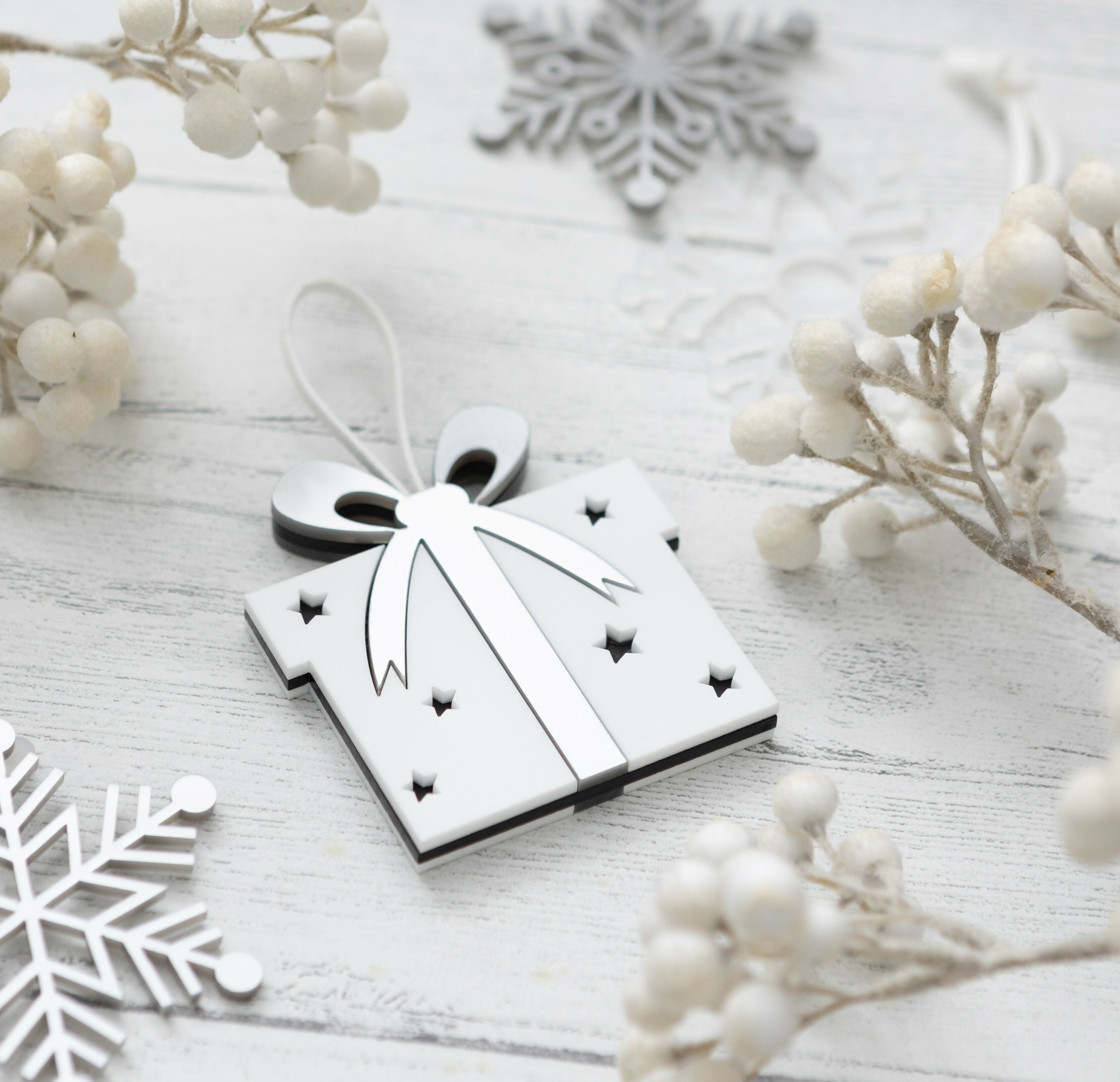 Present Decoration - White & Silver