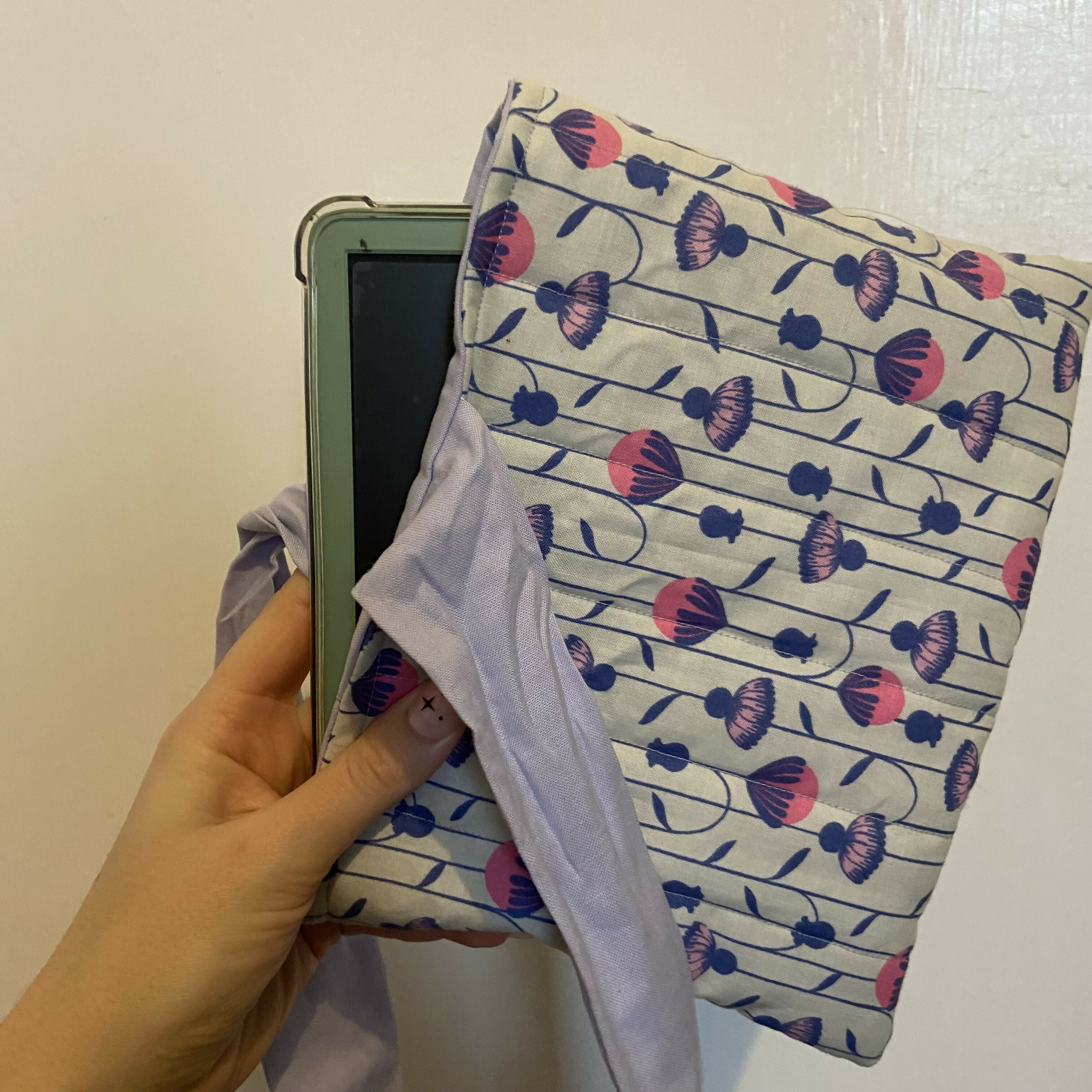 Blooming Flower Print Kindle Pouch